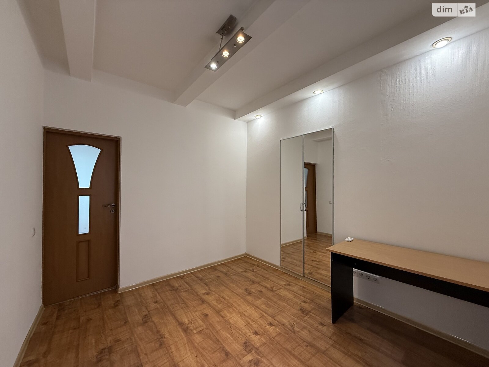 пятикомнатная квартира в Киеве, район Старый Киев, на пл. Михайловская 21 в аренду на долгий срок помесячно фото 1