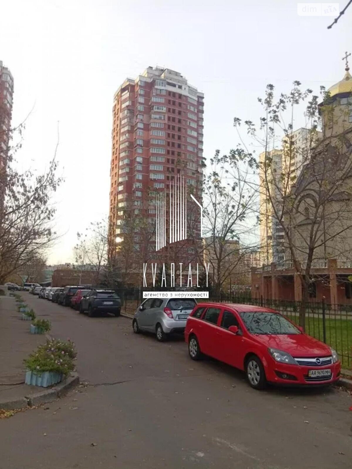 трехкомнатная квартира в Киеве, район Троещина, на ул. Константина Данькевича 12 в аренду на долгий срок помесячно фото 1