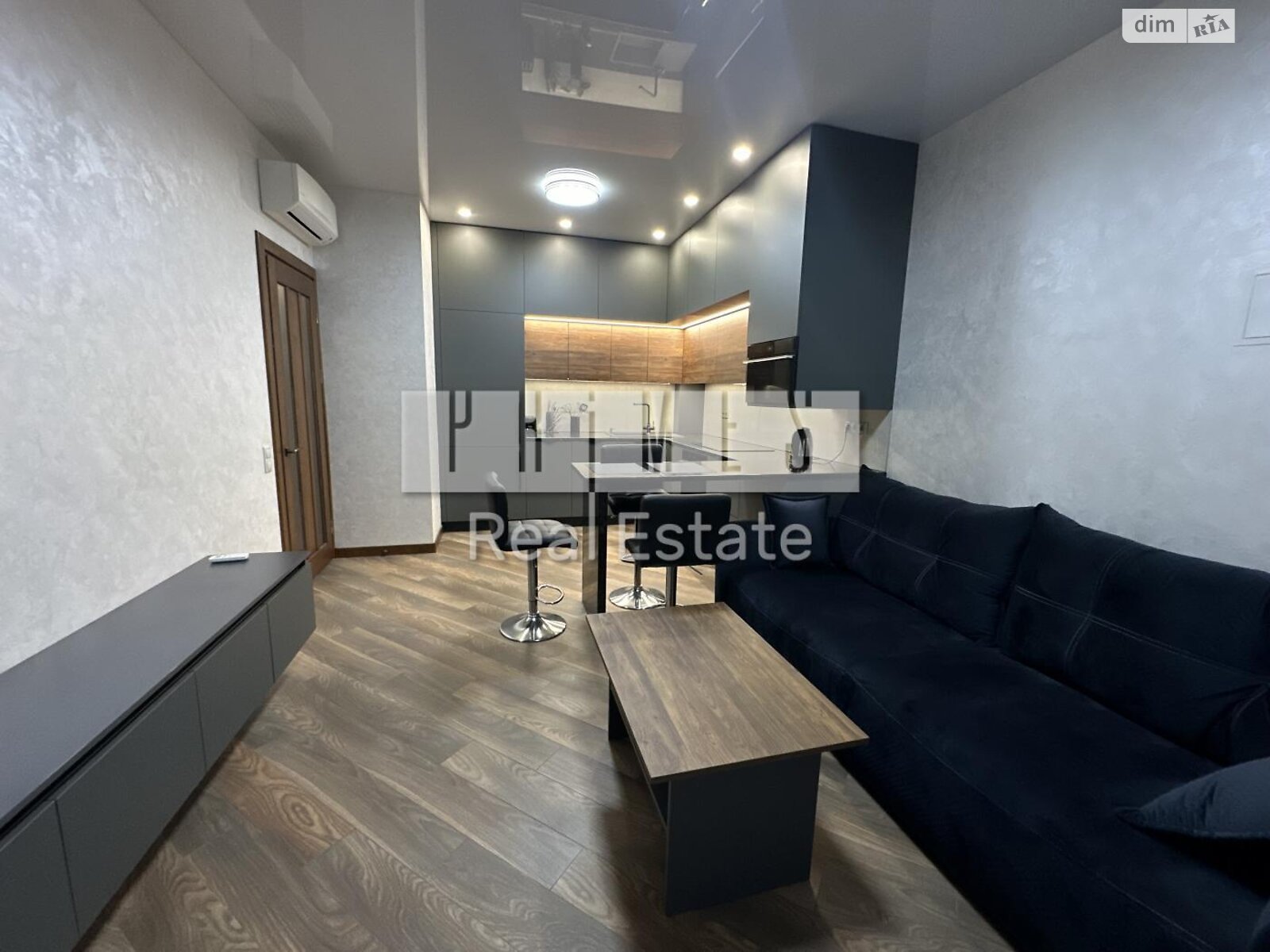 трехкомнатная квартира в Киеве, район Центр, на ул. Богдана Хмельницкого 58А в аренду на долгий срок помесячно фото 1