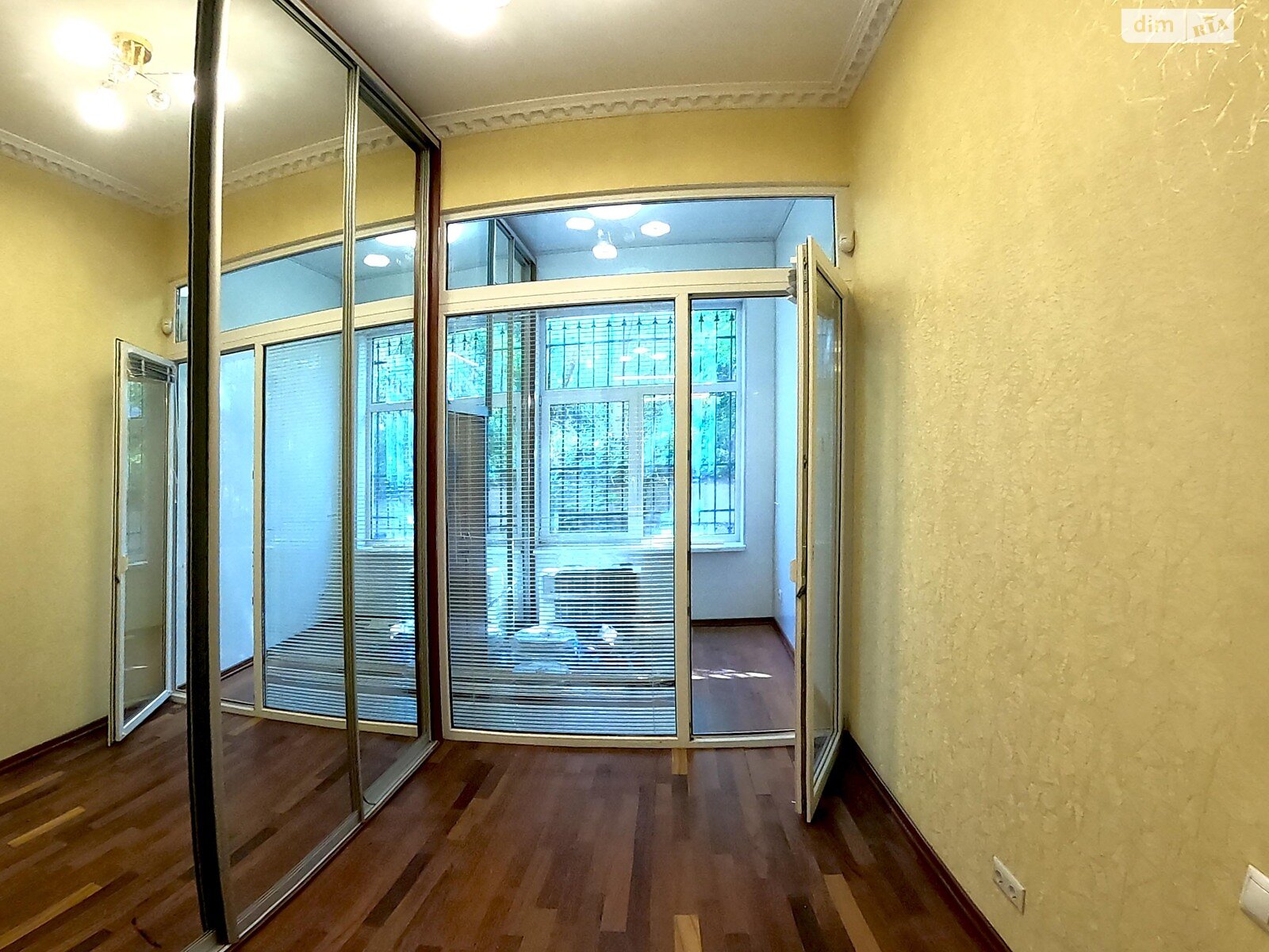 четырехкомнатная квартира в Киеве, район Центр, на ул. Гоголевская 10 в аренду на долгий срок помесячно фото 1