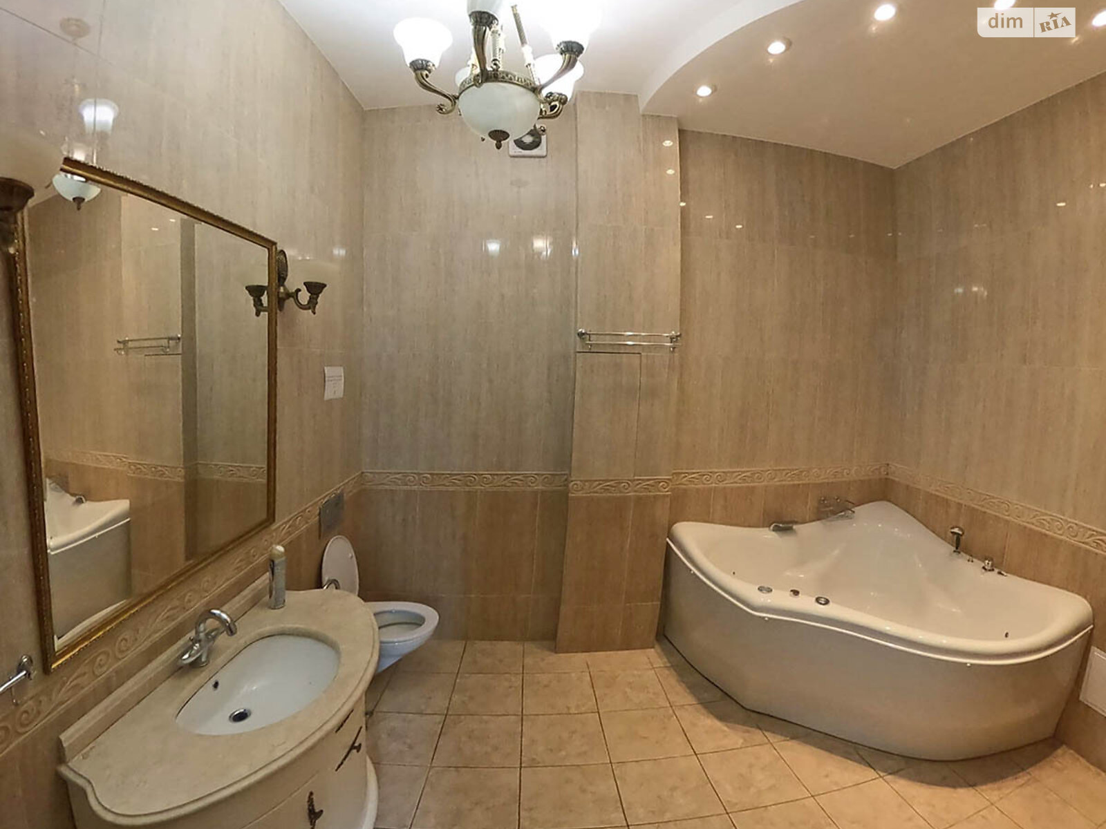 четырехкомнатная квартира в Киеве, район Центр, на ул. Гоголевская 10 в аренду на долгий срок помесячно фото 1