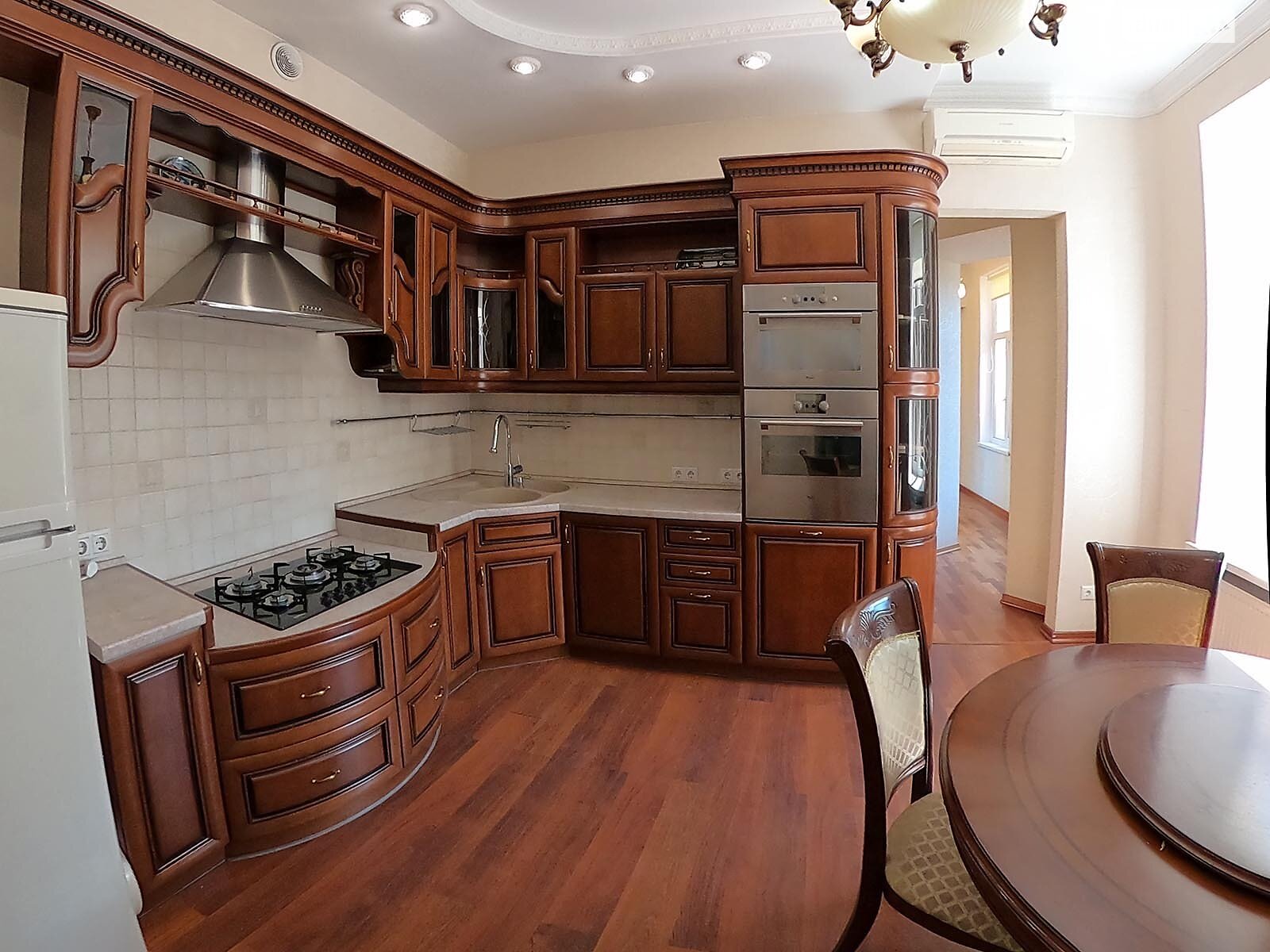 четырехкомнатная квартира в Киеве, район Центр, на ул. Гоголевская 10 в аренду на долгий срок помесячно фото 1