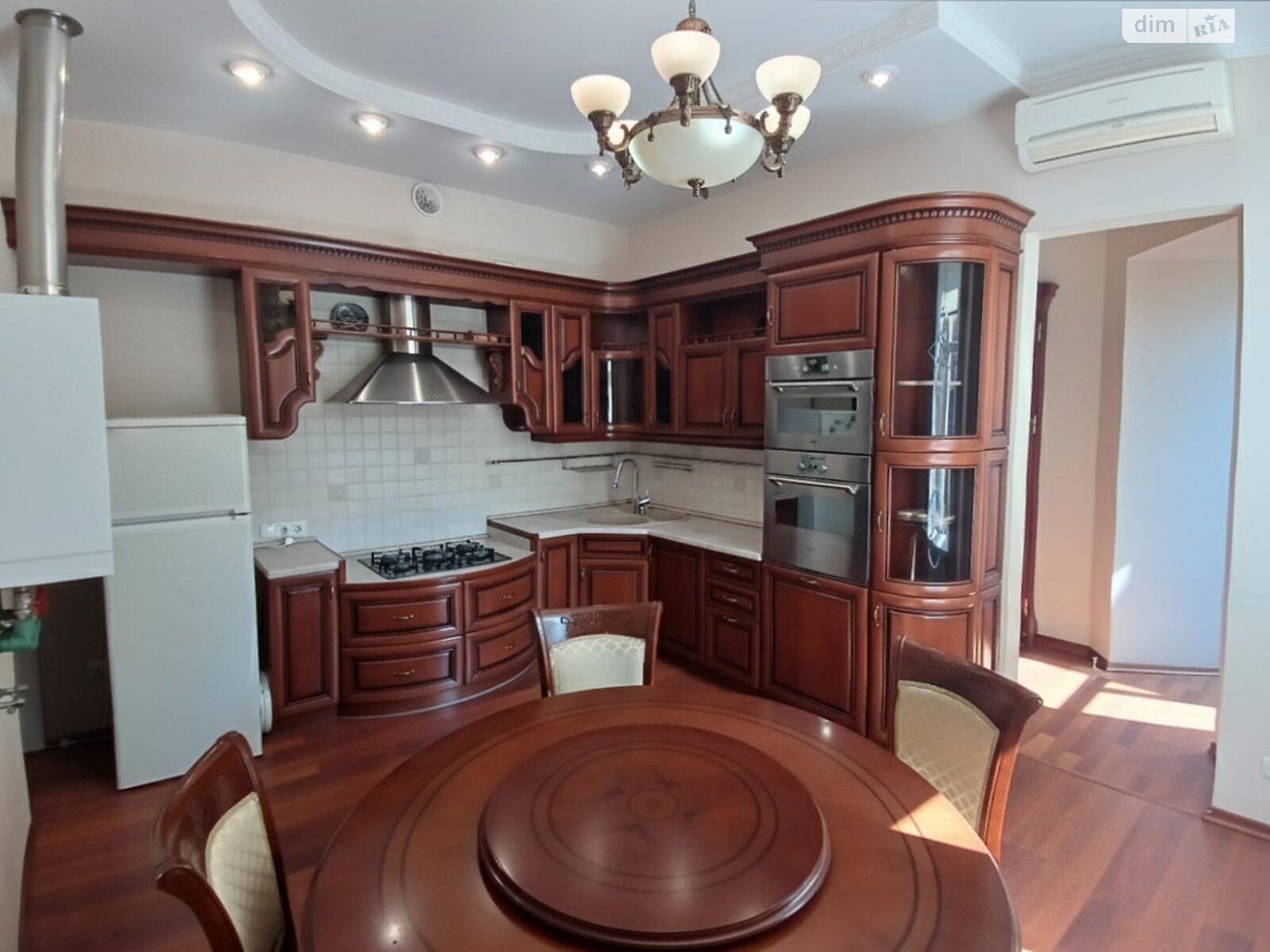 четырехкомнатная квартира в Киеве, район Центр, на ул. Гоголевская 10 в аренду на долгий срок помесячно фото 1