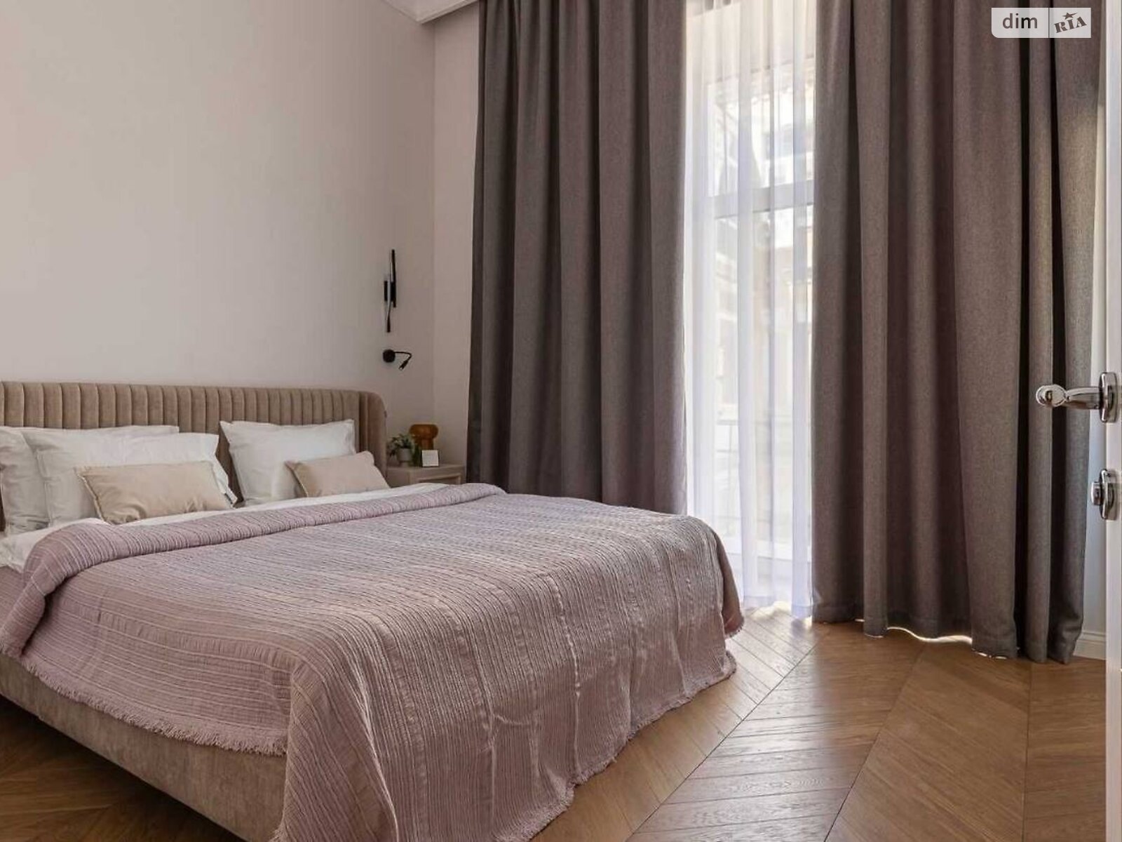 трехкомнатная квартира в Киеве, район Центр, на ул. Ивана Франко 4 в аренду на долгий срок помесячно фото 1