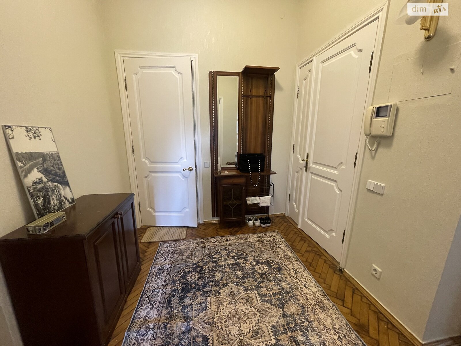 трикімнатна квартира в Києві, район Центр, на вул. Миколи Лисенка 4 в довготривалу оренду помісячно фото 1
