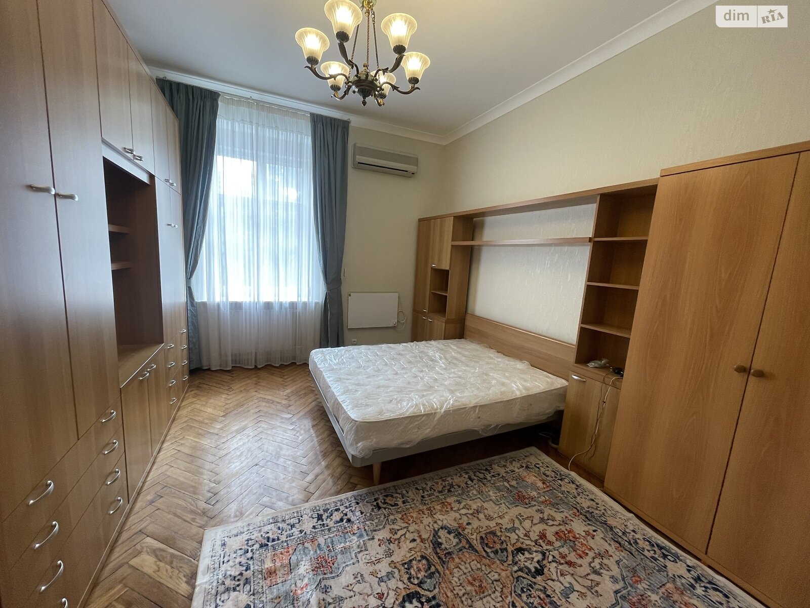 трикімнатна квартира в Києві, район Центр, на вул. Миколи Лисенка 4 в довготривалу оренду помісячно фото 1