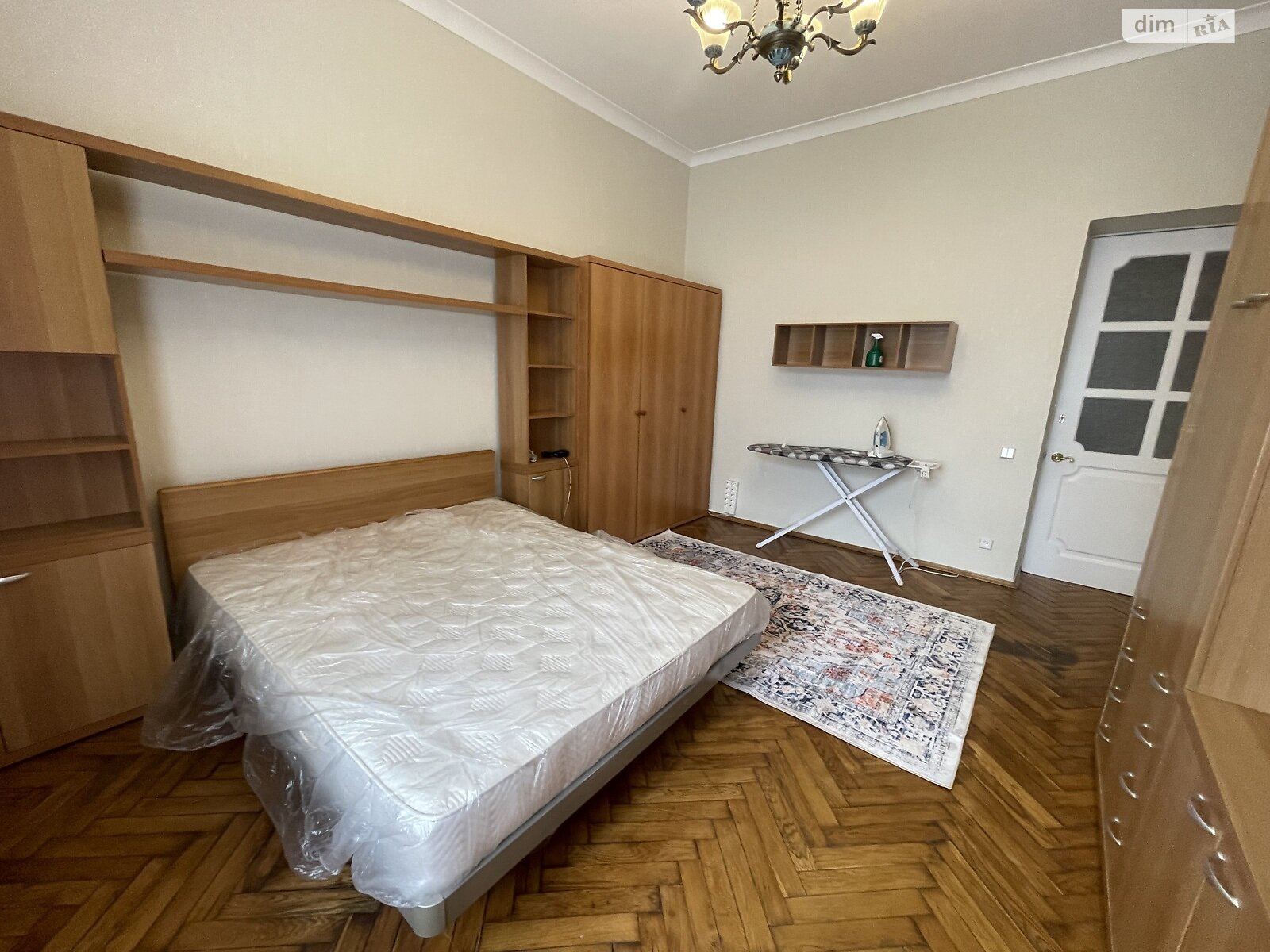 трикімнатна квартира в Києві, район Центр, на вул. Миколи Лисенка 4 в довготривалу оренду помісячно фото 1