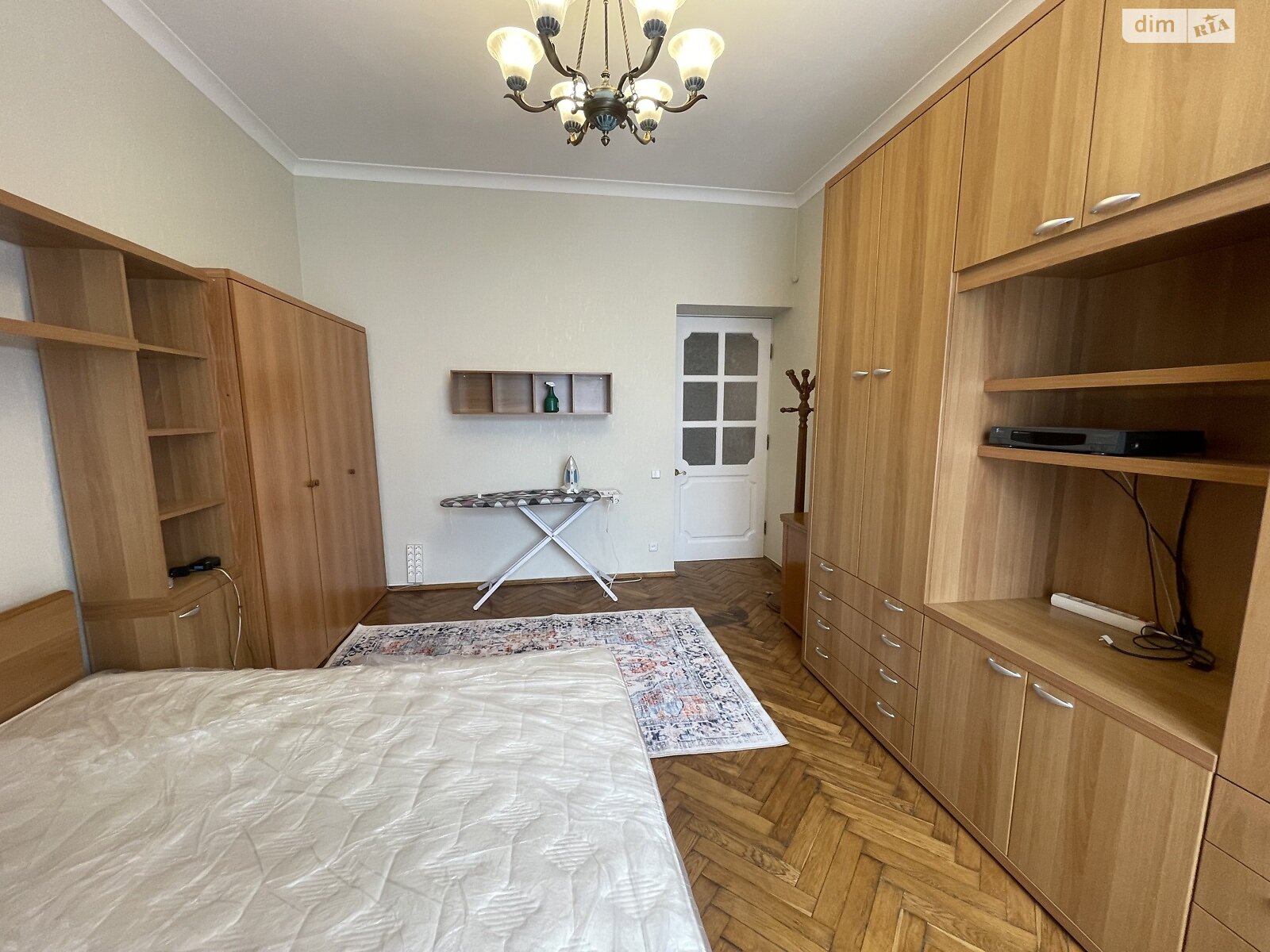 трикімнатна квартира в Києві, район Центр, на вул. Миколи Лисенка 4 в довготривалу оренду помісячно фото 1