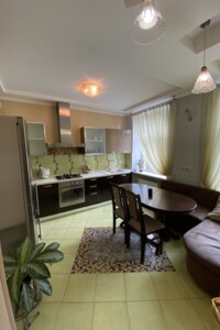 трехкомнатная квартира в Киеве, район Центр, на ул. Пирогова 2 в аренду на долгий срок помесячно фото 2