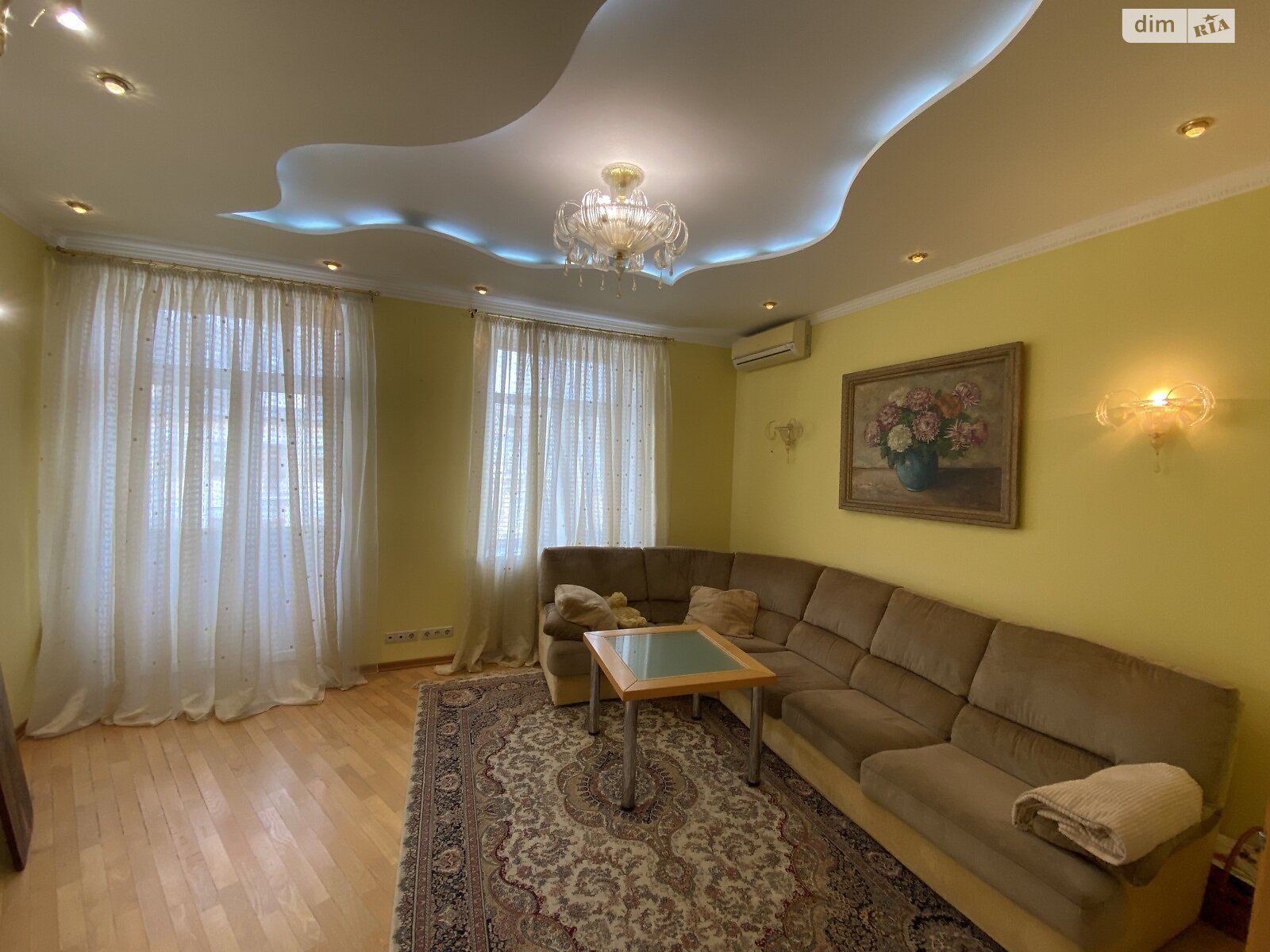 трехкомнатная квартира в Киеве, район Центр, на ул. Пирогова 2 в аренду на долгий срок помесячно фото 1