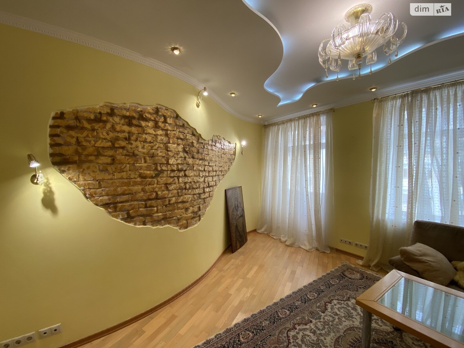 трехкомнатная квартира в Киеве, район Центр, на ул. Пирогова 2 в аренду на долгий срок помесячно фото 1