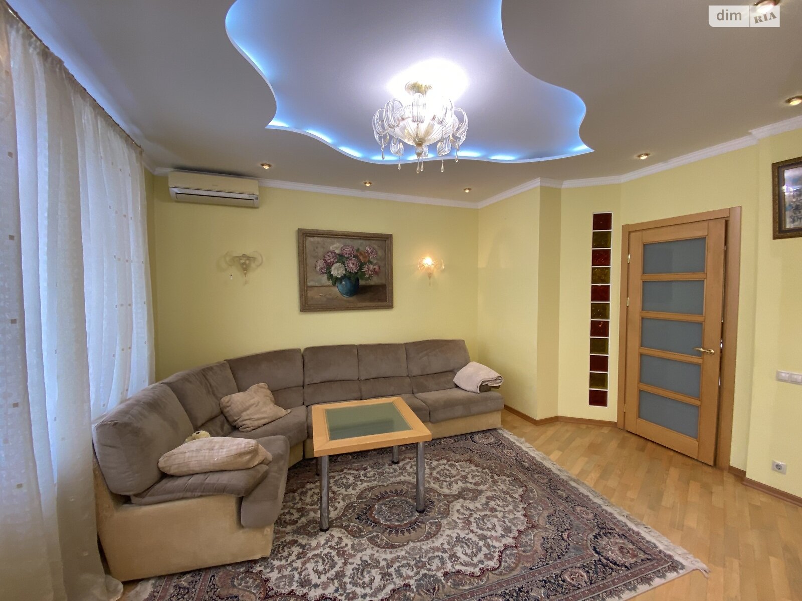 трехкомнатная квартира в Киеве, район Центр, на ул. Пирогова 2 в аренду на долгий срок помесячно фото 1