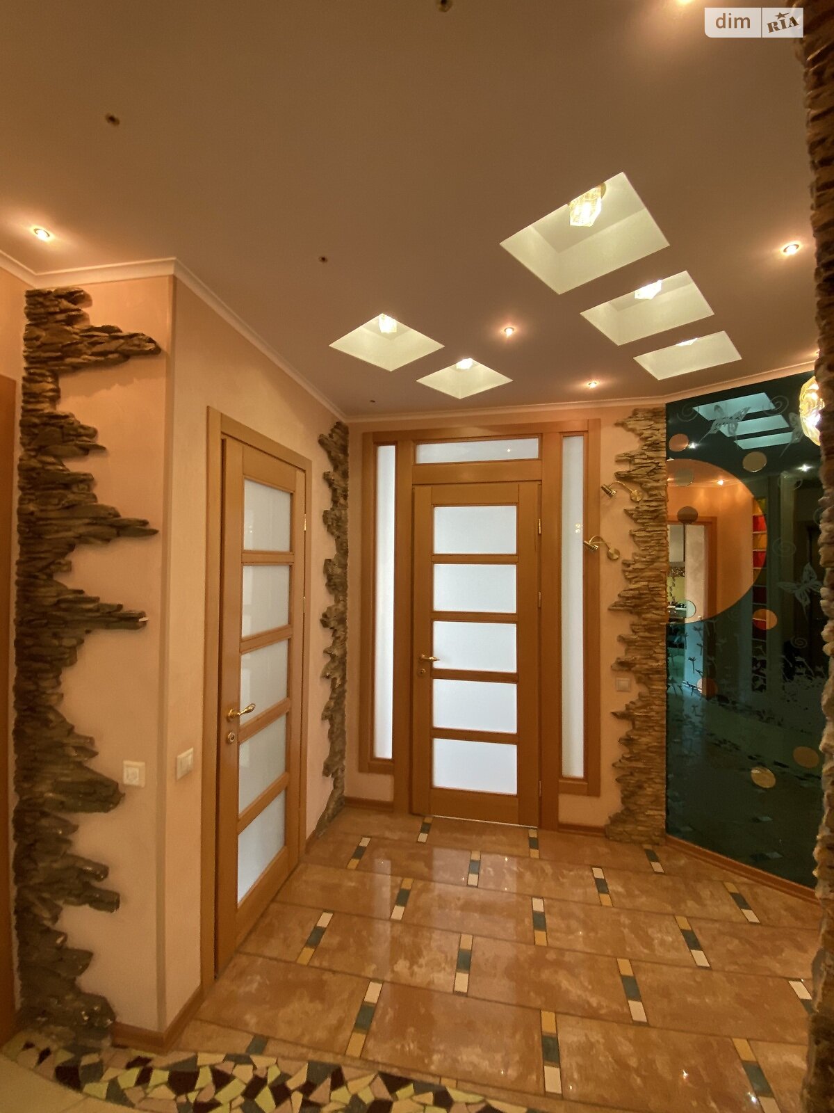 трехкомнатная квартира в Киеве, район Центр, на ул. Пирогова 2 в аренду на долгий срок помесячно фото 1