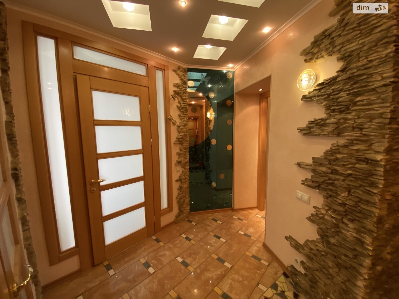 трехкомнатная квартира в Киеве, район Центр, на ул. Пирогова 2 в аренду на долгий срок помесячно фото 1