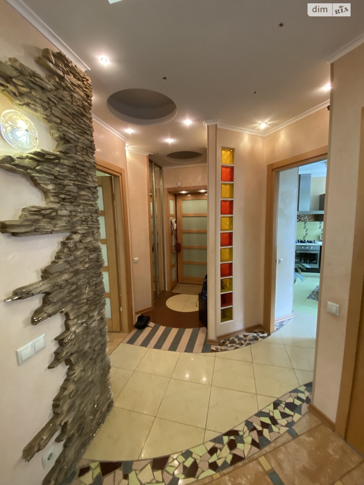 трехкомнатная квартира в Киеве, район Центр, на ул. Пирогова 2 в аренду на долгий срок помесячно фото 1