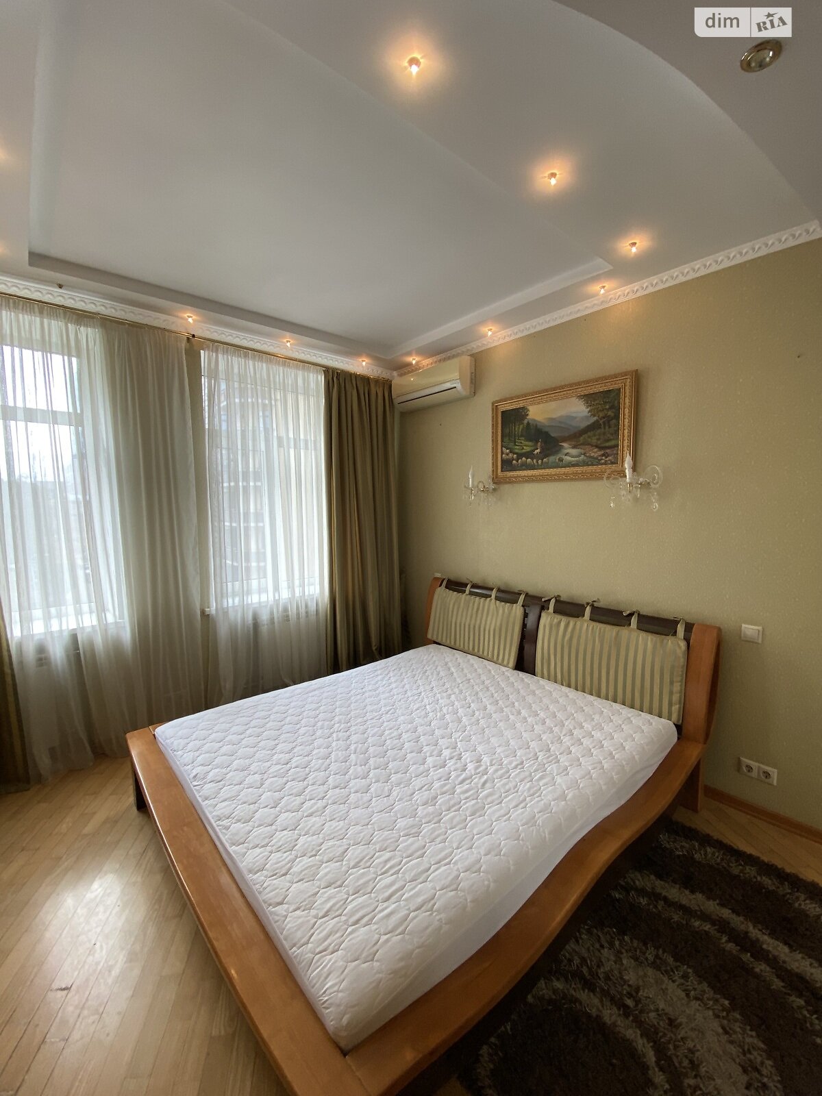 трехкомнатная квартира в Киеве, район Центр, на ул. Пирогова 2 в аренду на долгий срок помесячно фото 1