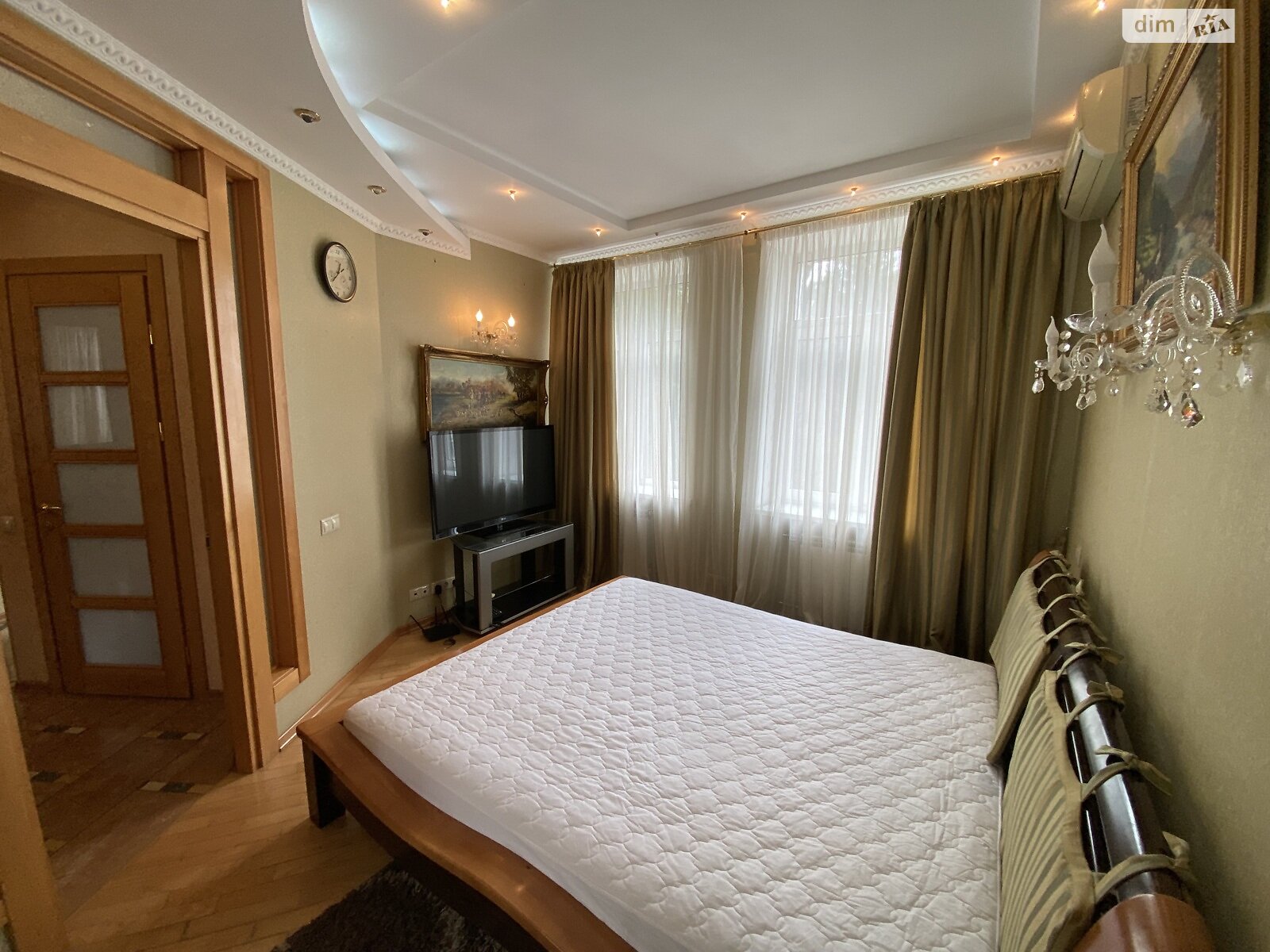 трехкомнатная квартира в Киеве, район Центр, на ул. Пирогова 2 в аренду на долгий срок помесячно фото 1