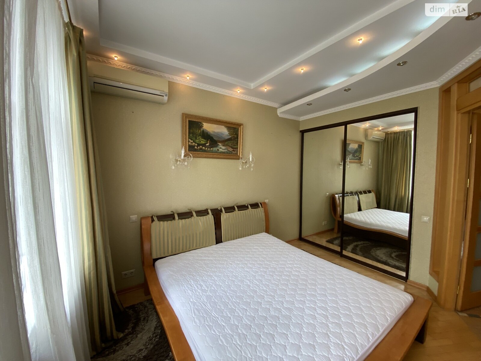 трехкомнатная квартира в Киеве, район Центр, на ул. Пирогова 2 в аренду на долгий срок помесячно фото 1