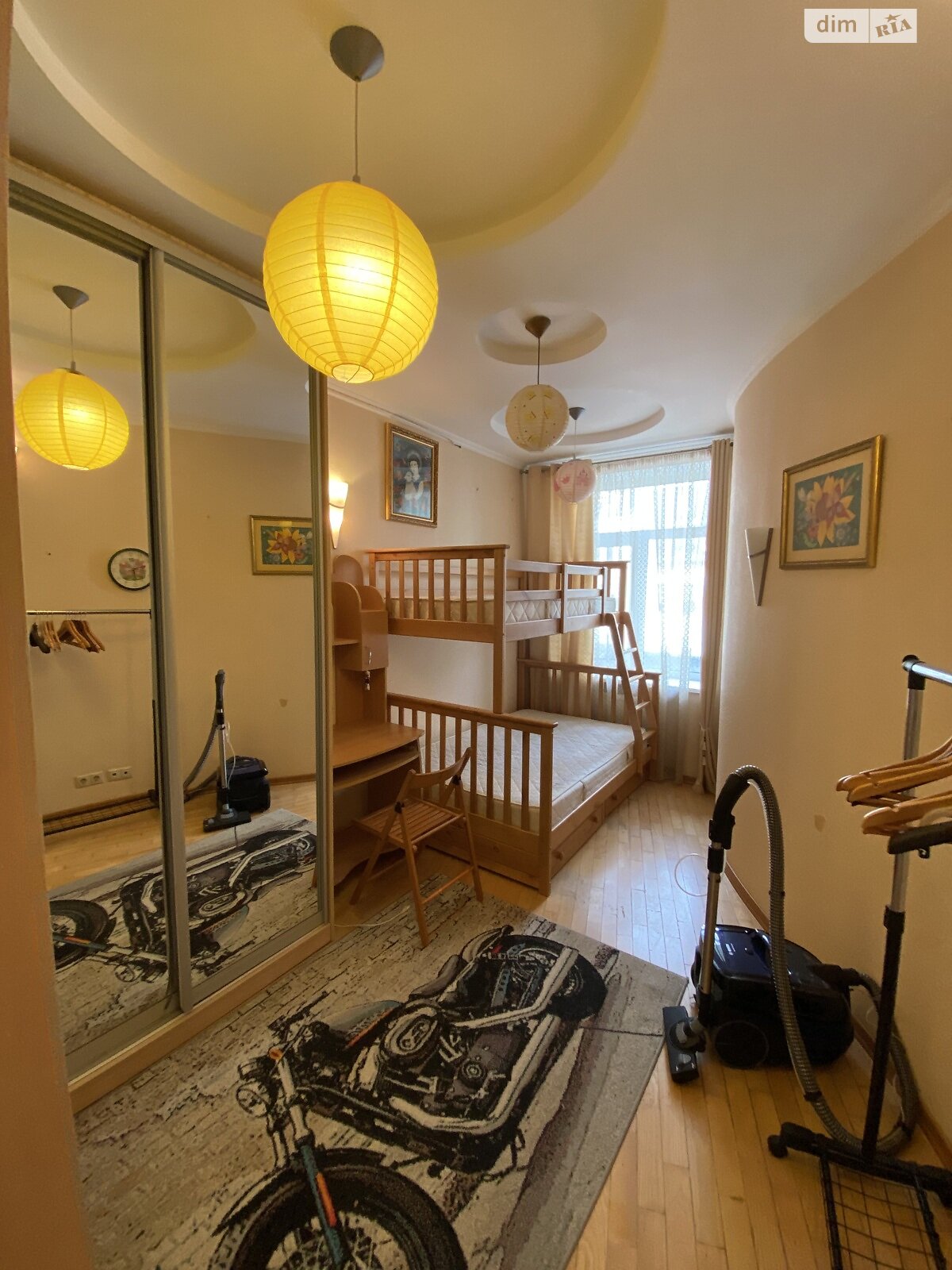 трехкомнатная квартира в Киеве, район Центр, на ул. Пирогова 2 в аренду на долгий срок помесячно фото 1