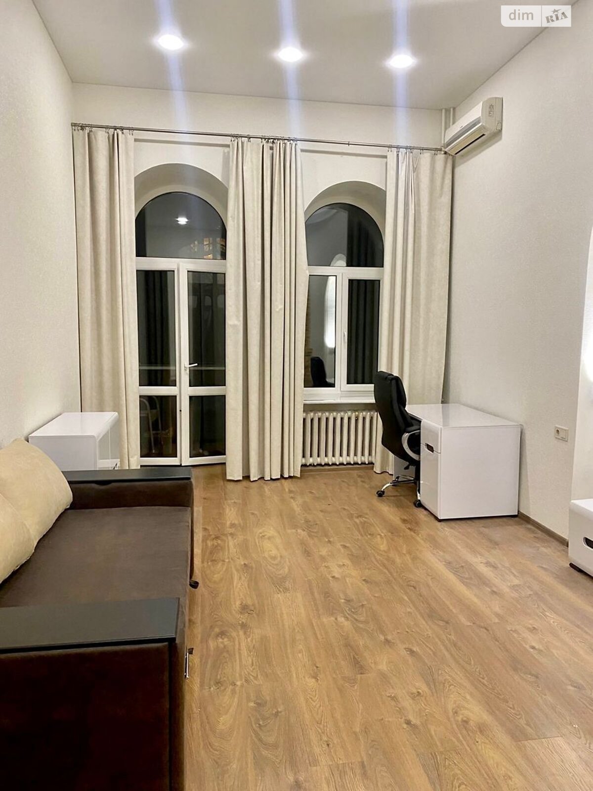 двокімнатна квартира з ремонтом в Києві, район Центр, на вул. Ярославів Вал 11 в довготривалу оренду помісячно фото 1 двокімнатна квартира з ремонтом в Києві, район Центр, на вул. Ярославів Вал 11 в довготривалу оренду помісячно фото 1