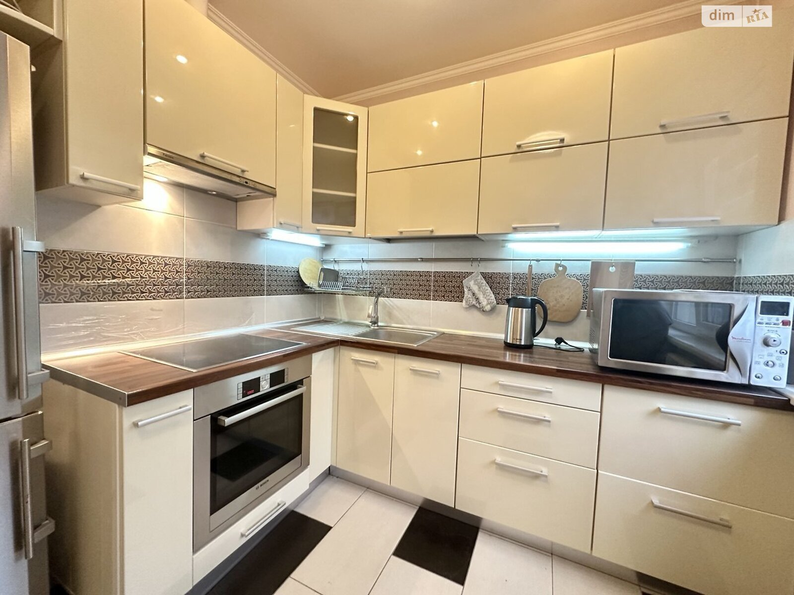 трикімнатна квартира в Києві, район Виноградар, на просп. Гонгадзе Георгія 20Б в довготривалу оренду помісячно фото 1 трикімнатна квартира в Києві, район Виноградар, на просп. Гонгадзе Георгія 20Б в довготривалу оренду помісячно фото 1