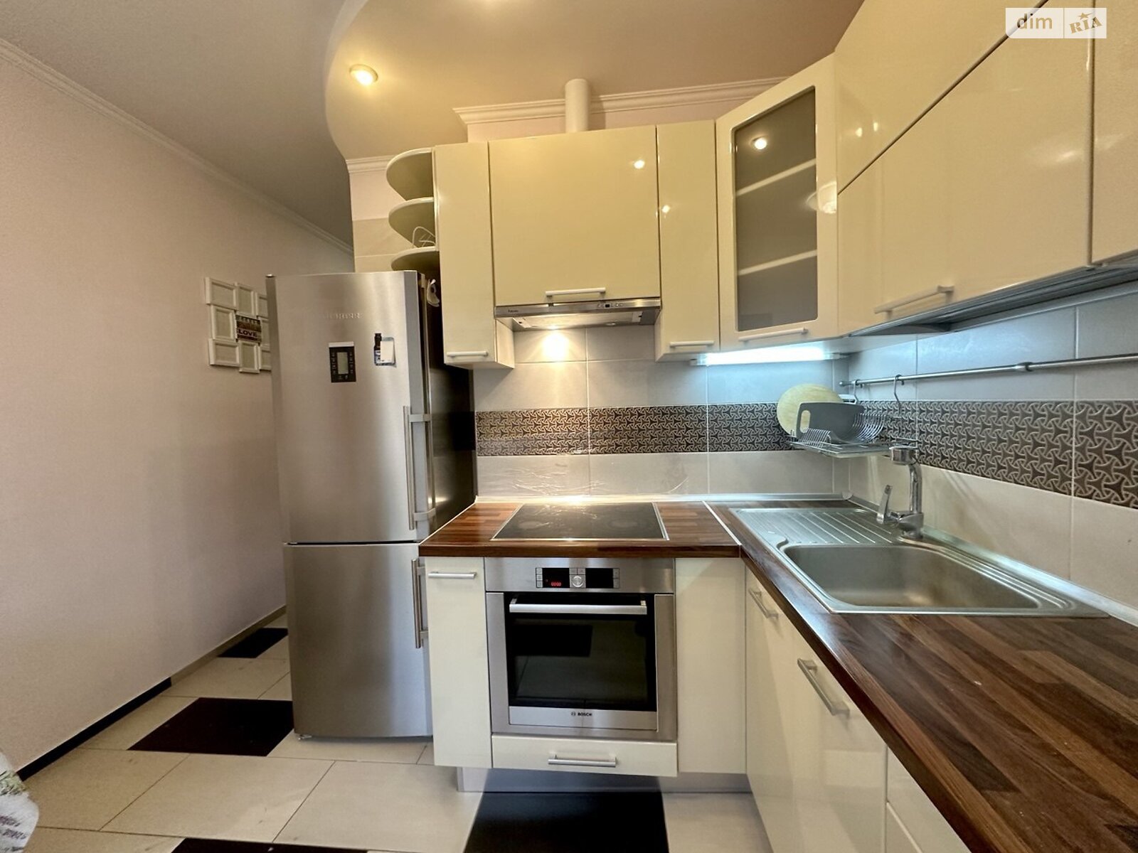 трикімнатна квартира в Києві, район Виноградар, на просп. Гонгадзе Георгія 20Б в довготривалу оренду помісячно фото 1 трикімнатна квартира в Києві, район Виноградар, на просп. Гонгадзе Георгія 20Б в довготривалу оренду помісячно фото 1