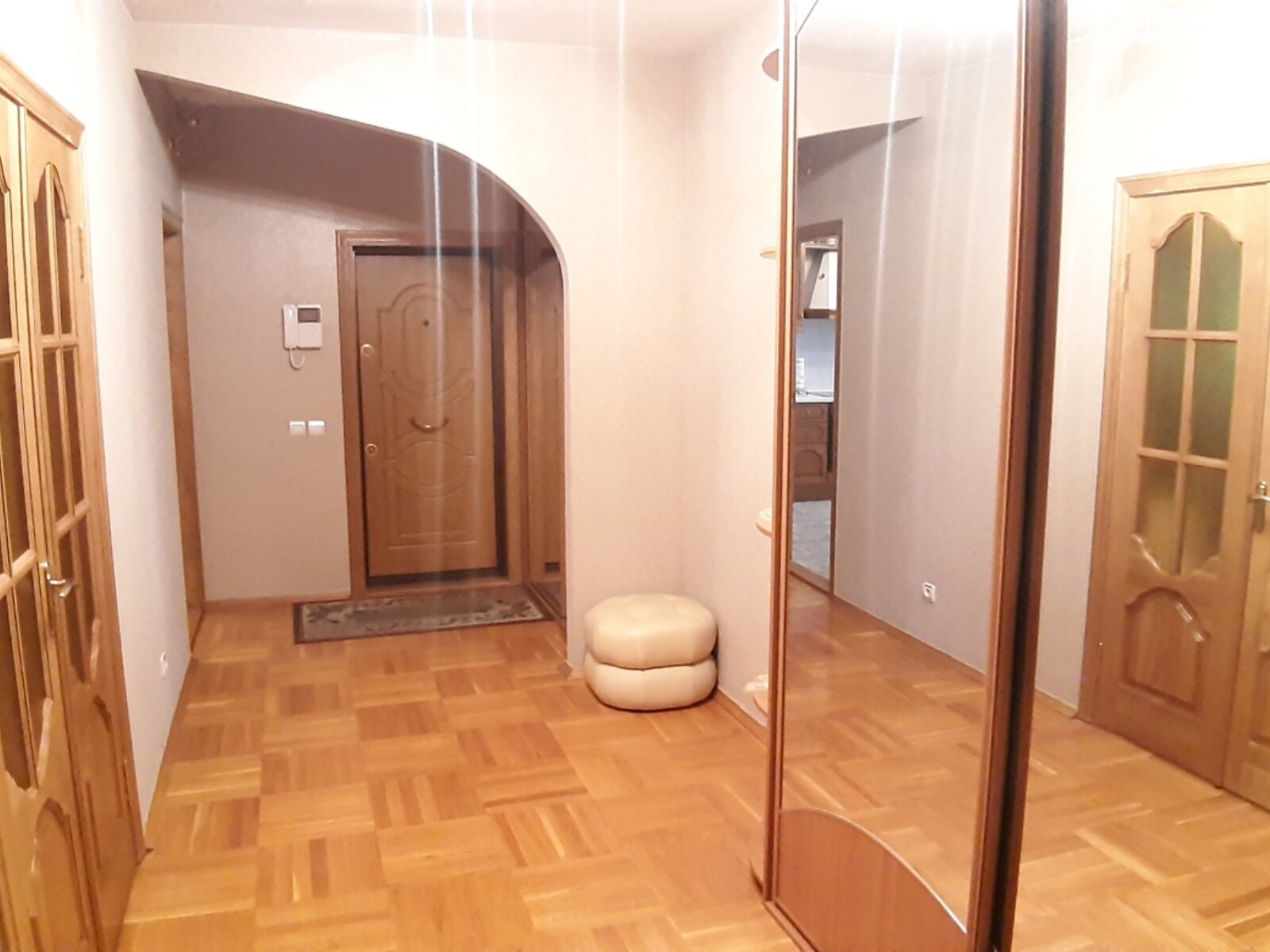 трикімнатна квартира в Києві, район Вишгородський Масив, на вул. Автозаводська 99/4 в довготривалу оренду помісячно фото 1 трикімнатна квартира в Києві, район Вишгородський Масив, на вул. Автозаводська 99/4 в довготривалу оренду помісячно фото 1