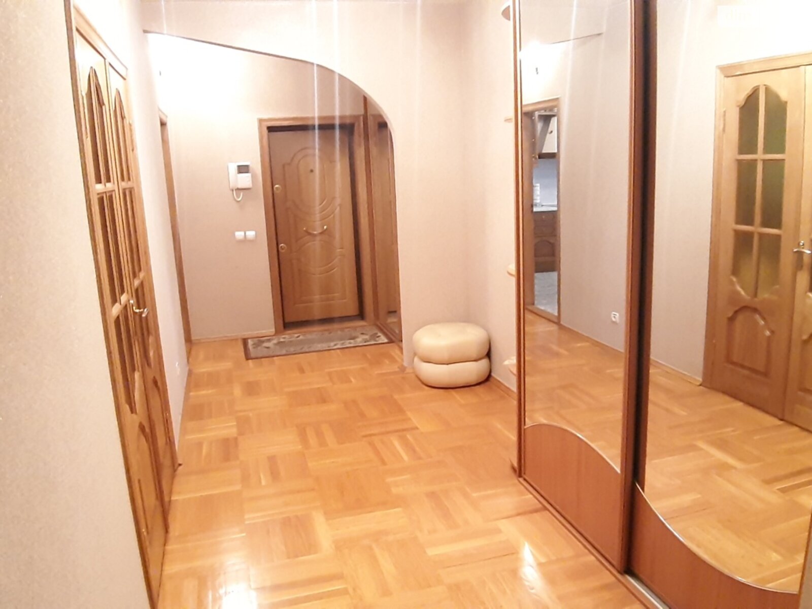 трикімнатна квартира в Києві, район Вишгородський Масив, на вул. Автозаводська 99/4 в довготривалу оренду помісячно фото 1 трикімнатна квартира в Києві, район Вишгородський Масив, на вул. Автозаводська 99/4 в довготривалу оренду помісячно фото 1