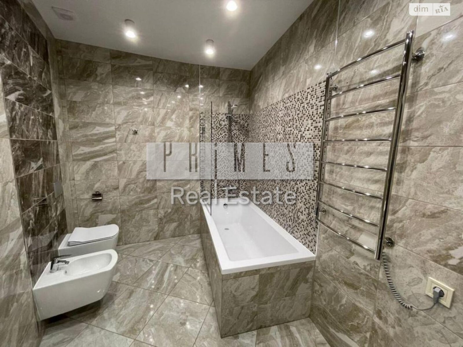 чотирикімнатна квартира в Києві, район Звіринець, на вул. Буслівська 12 в довготривалу оренду помісячно фото 1