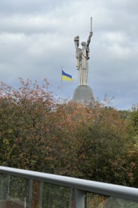 трикімнатна квартира в Києві, район Печерський, на вул. Ломаківська 61 в довготривалу оренду помісячно фото 2
