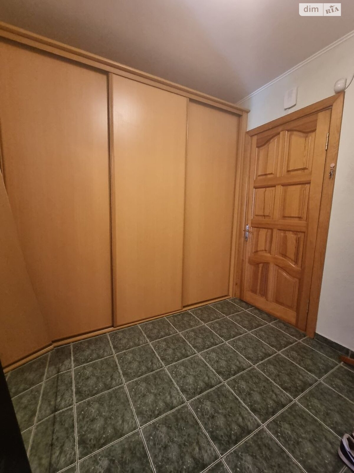 трикімнатна квартира в Києві, район Звіринець, на вул. Звіринецька 61А в довготривалу оренду помісячно фото 1 трикімнатна квартира в Києві, район Звіринець, на вул. Звіринецька 61А в довготривалу оренду помісячно фото 1