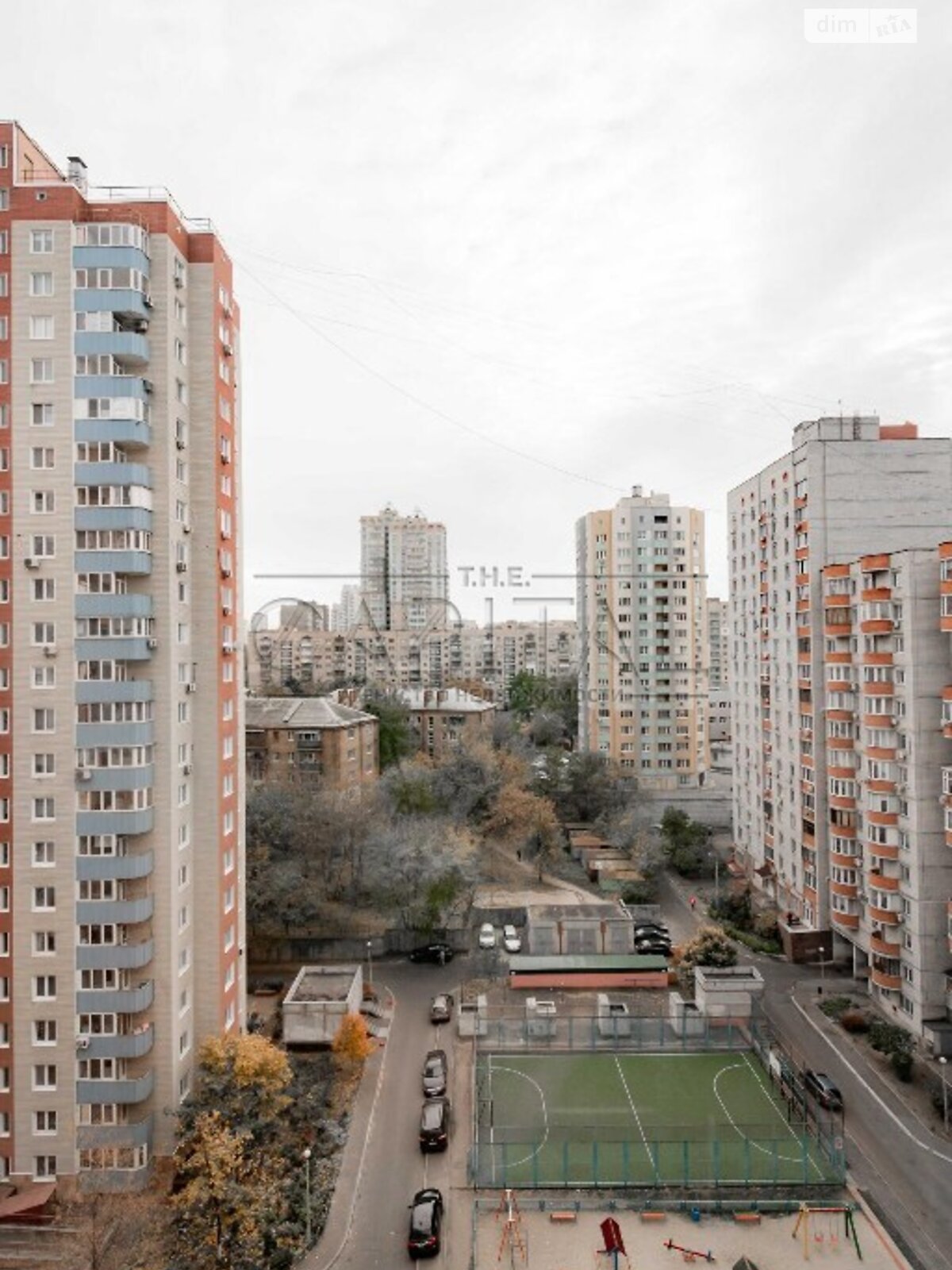 трехкомнатная квартира с мебелью в Киеве, район Голосеевский, на ул. Саперно-Слободская 8 в аренду на долгий срок помесячно фото 1