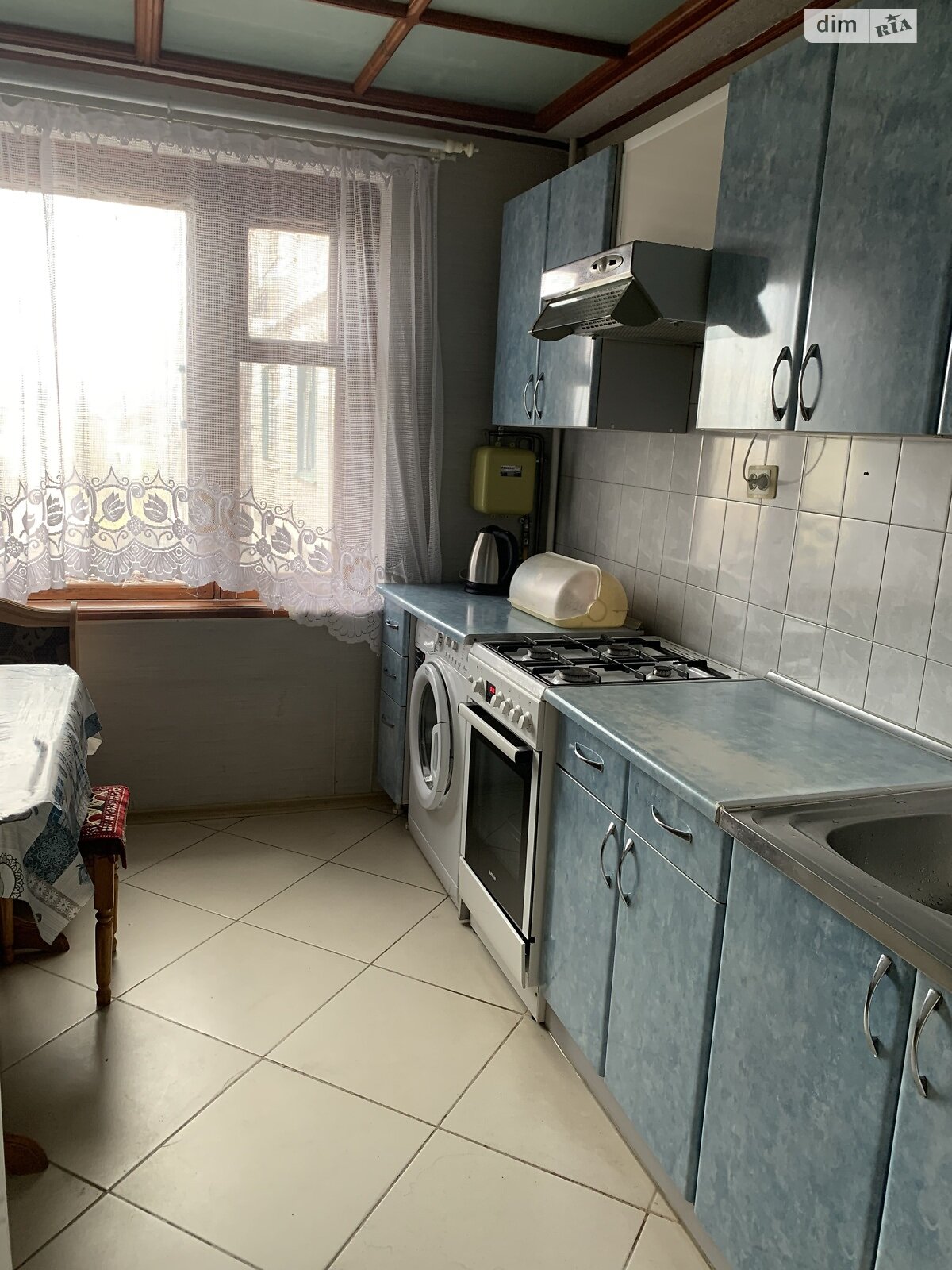 трехкомнатная квартира в Краматорске, район Старый город, на ул. Школьная 10 в аренду на долгий срок помесячно фото 1