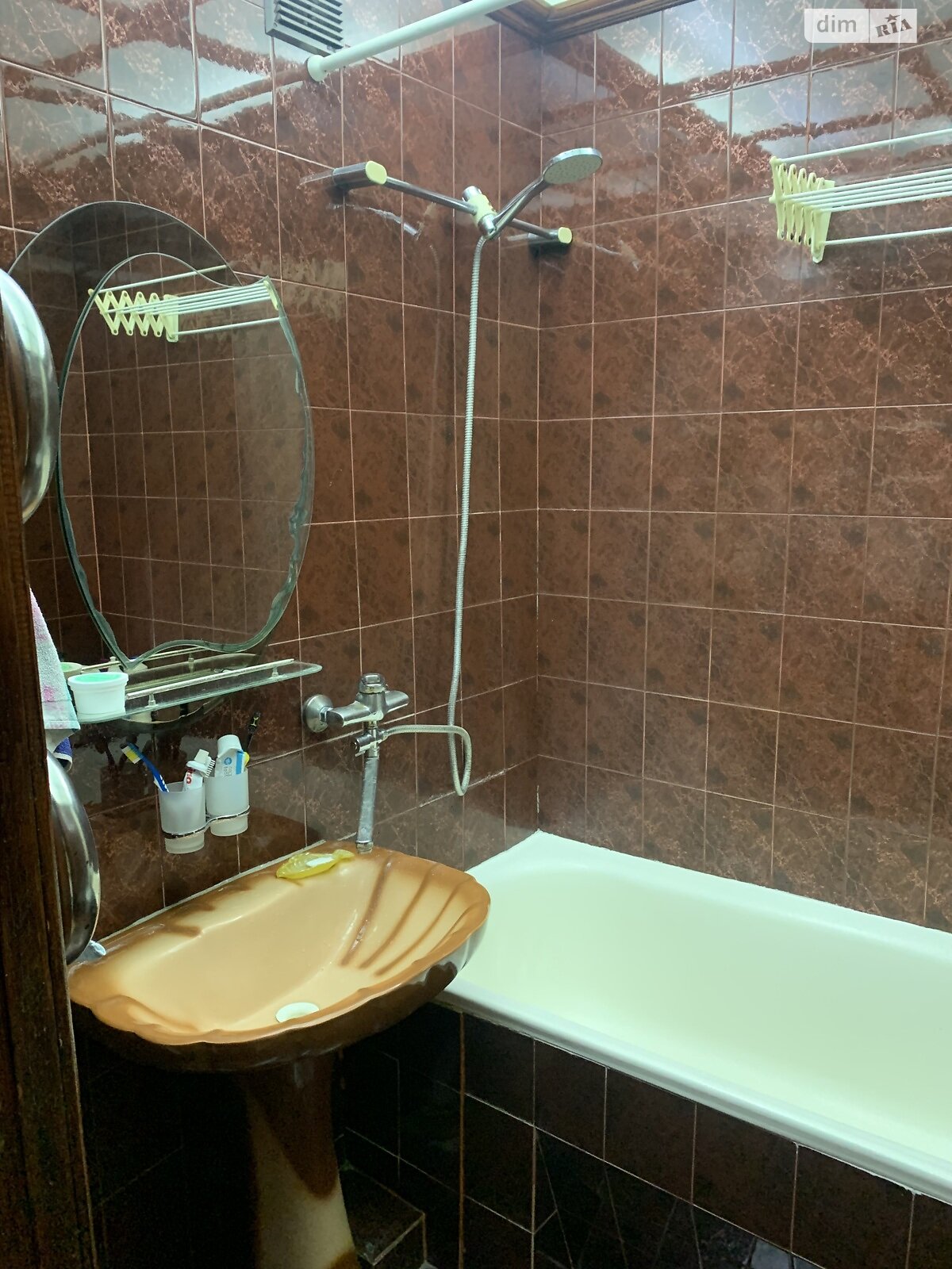 трехкомнатная квартира в Краматорске, район Старый город, на ул. Школьная 10 в аренду на долгий срок помесячно фото 1