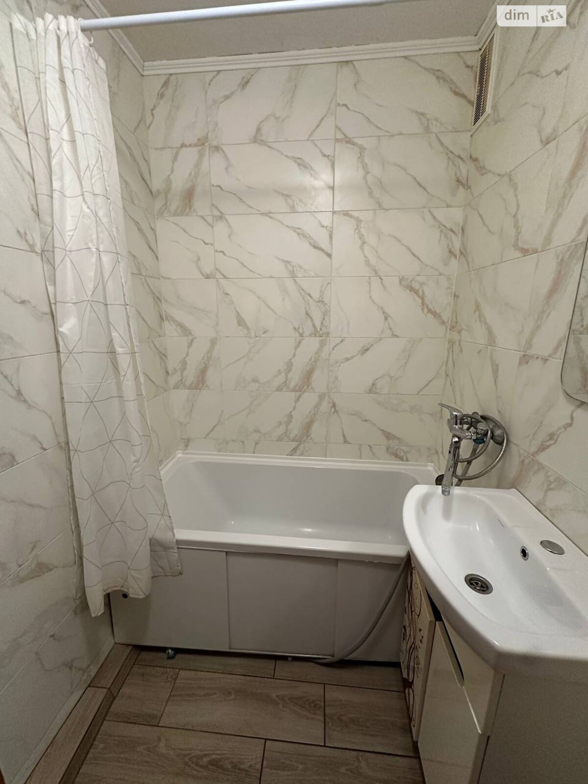 двухкомнатная квартира в Кривом Роге, район Металлургический, на просп. Мира 27 в аренду на долгий срок помесячно фото 1