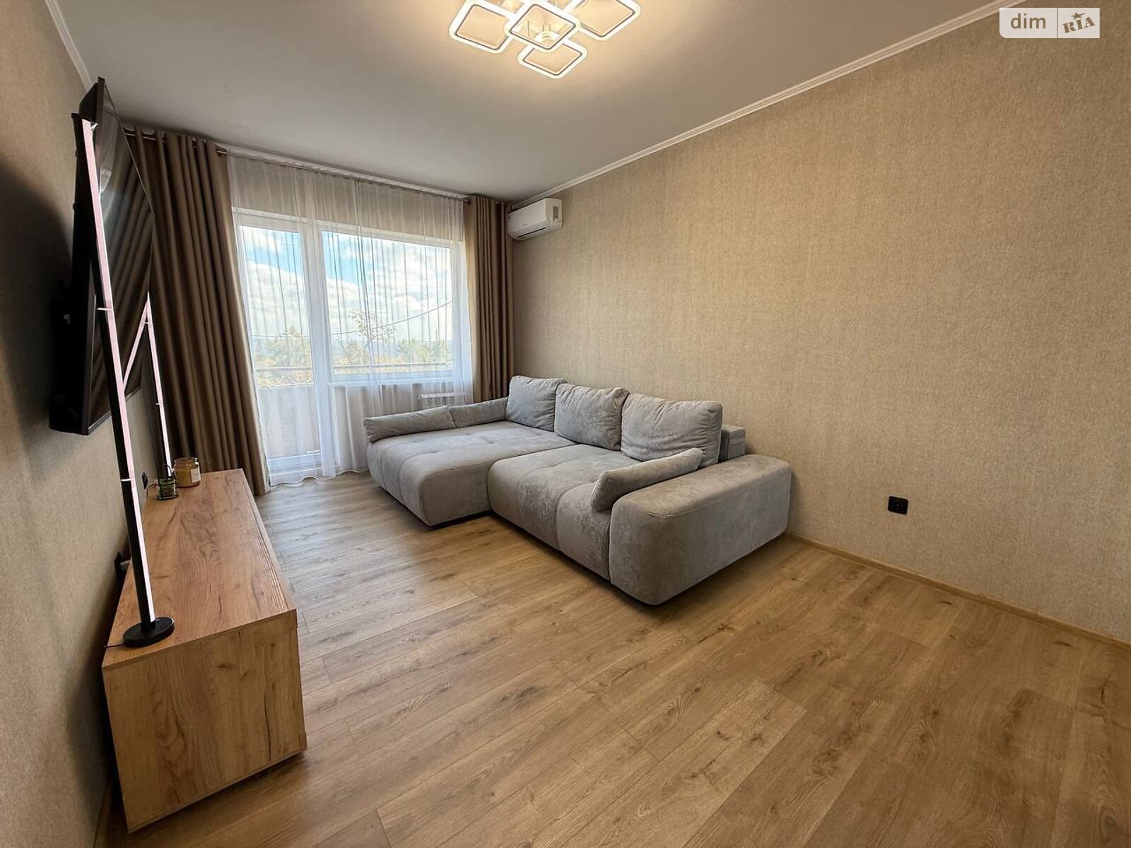 однокомнатная квартира в Кривом Роге, район Центрально-Городской, на ул. Погребняка 25 в аренду на долгий срок помесячно фото 1