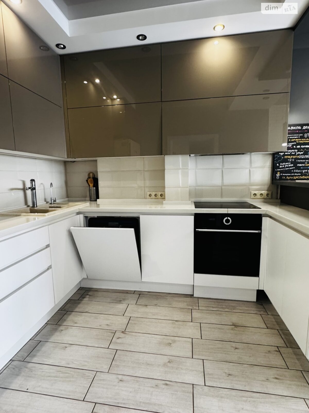 трикімнатна квартира в Лиманці, район Червоний Хутір, на просп. Полковника Гуляєва 111 в довготривалу оренду помісячно фото 1