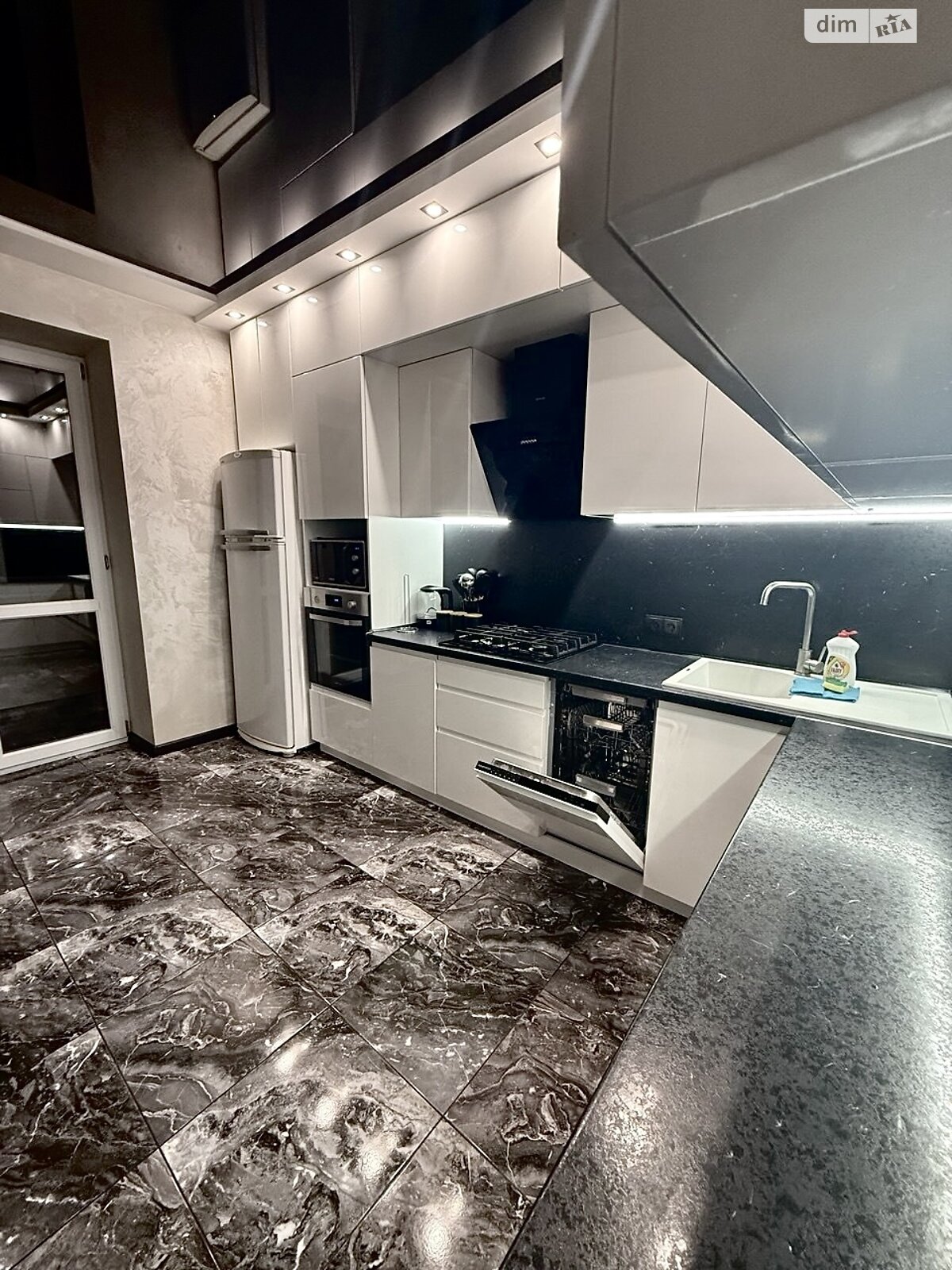 однокомнатная квартира в Луцке, район 40 микрорайон, на ул. Героев-добровольцев 4В, кв. 98 в аренду на долгий срок помесячно фото 1