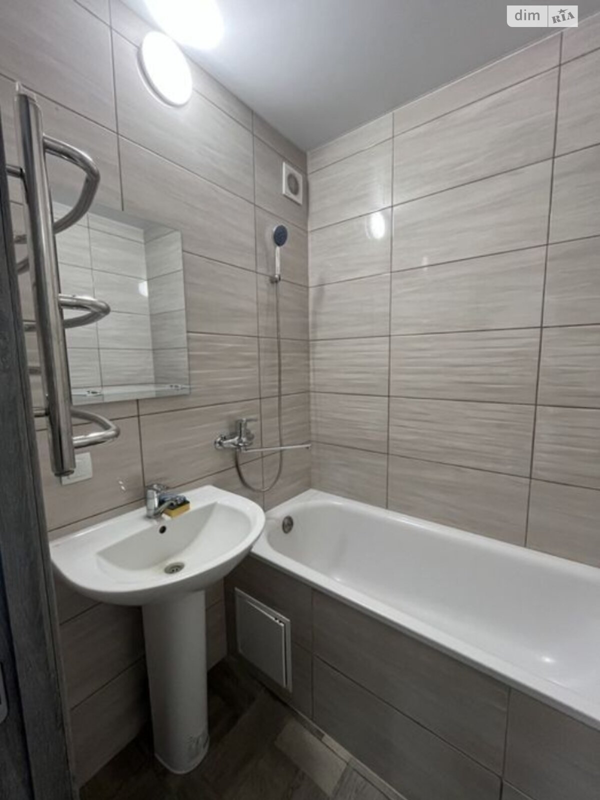 однокомнатная квартира в Луцке, район 40 микрорайон, на ул. Защитников Украины в аренду на долгий срок помесячно фото 1