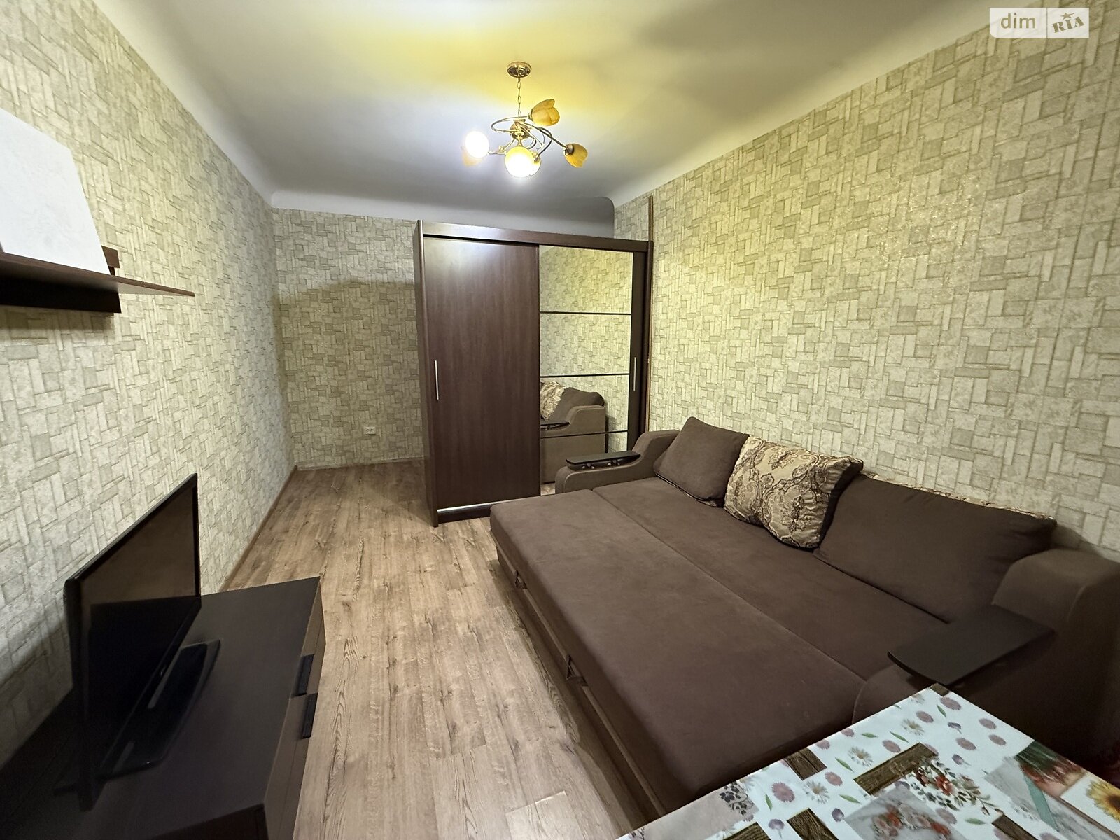 трехкомнатная квартира в Луцке, район Центр, на ул. Чехова 2 в аренду на долгий срок помесячно фото 1