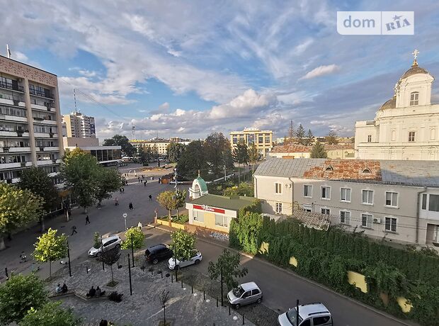 трехкомнатная квартира с мебелью в Луцке, район Центр, на ул. Градный Спуск в аренду на долгий срок помесячно фото 1 трехкомнатная квартира с мебелью в Луцке, район Центр, на ул. Градный Спуск в аренду на долгий срок помесячно фото 1