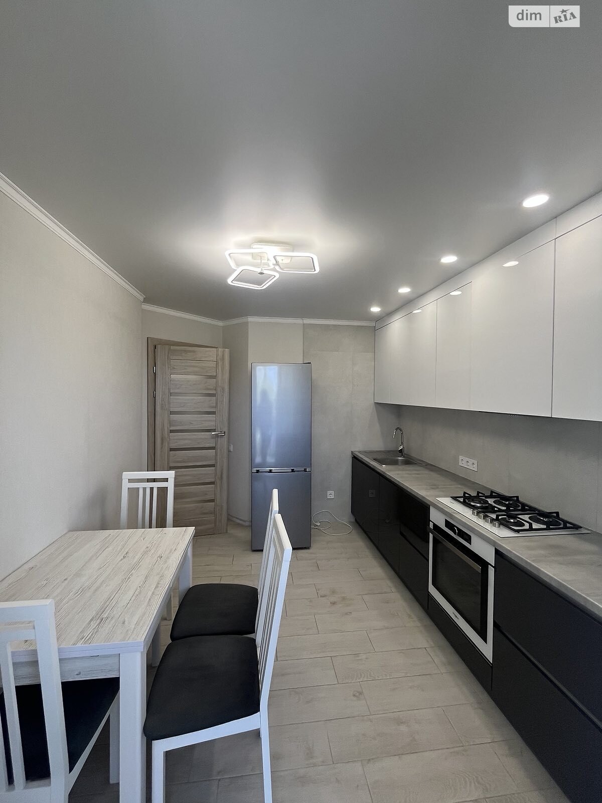 однокімнатна квартира в Луцьку, район Центр, на вул. Залізнична 20 в довготривалу оренду помісячно фото 1