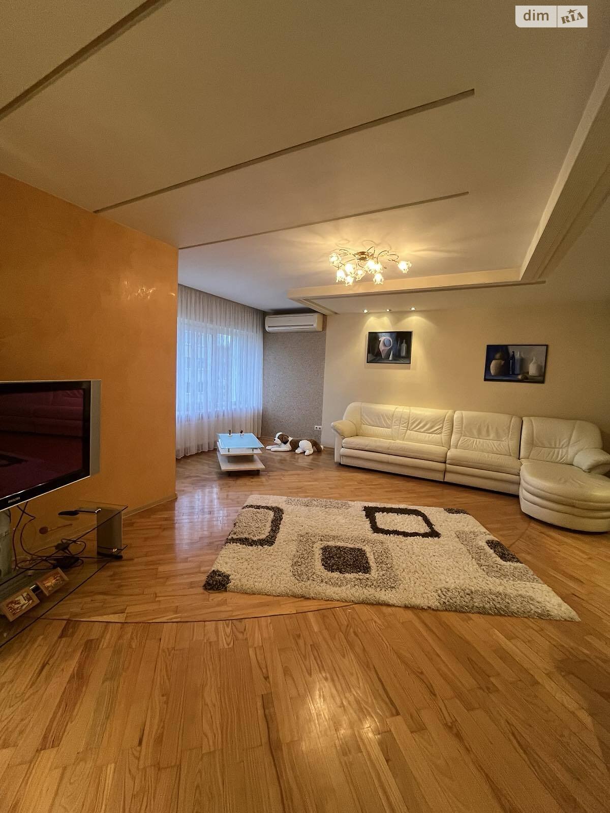 трехкомнатная квартира в Луцке, район Центр, на ул. Коновальца Евгения 8А в аренду на долгий срок помесячно фото 1