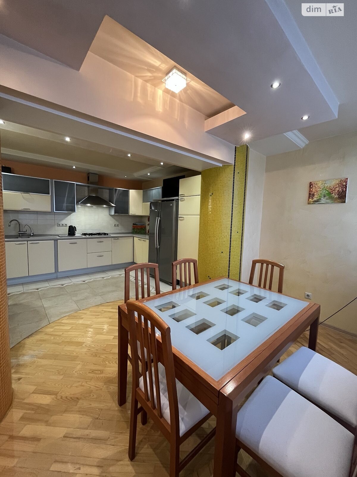 трехкомнатная квартира в Луцке, район Центр, на ул. Коновальца Евгения 8А в аренду на долгий срок помесячно фото 1