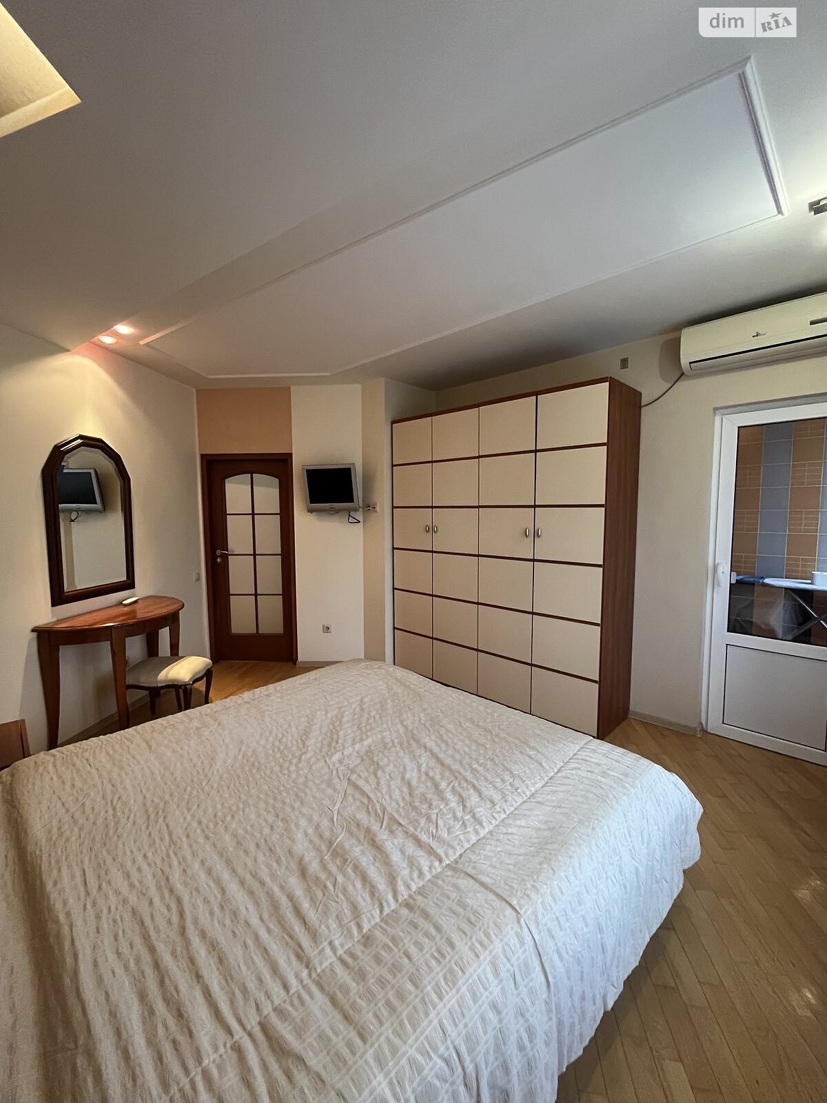 трехкомнатная квартира в Луцке, район Центр, на ул. Коновальца Евгения 8А в аренду на долгий срок помесячно фото 1