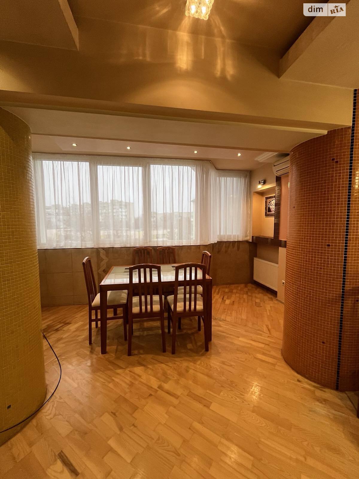 трехкомнатная квартира в Луцке, район Центр, на ул. Коновальца Евгения 8А в аренду на долгий срок помесячно фото 1