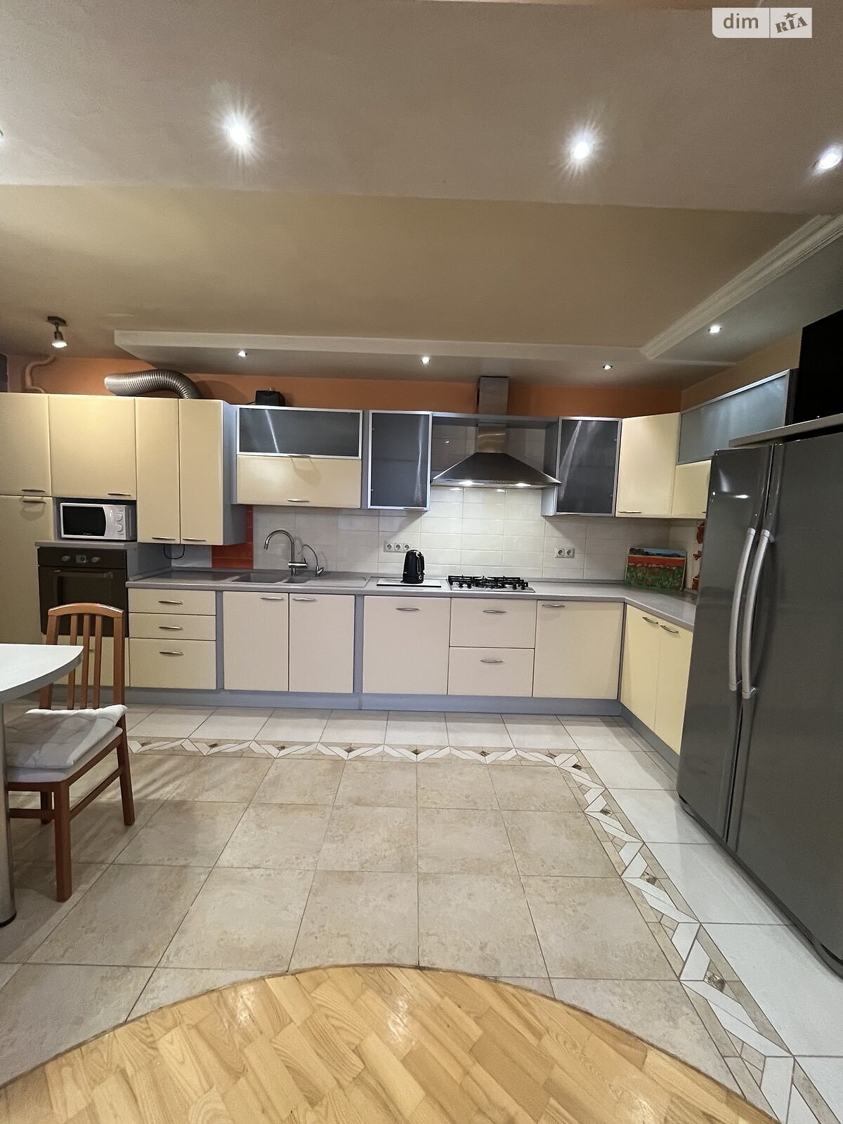 трехкомнатная квартира в Луцке, район Центр, на ул. Коновальца Евгения 8А в аренду на долгий срок помесячно фото 1