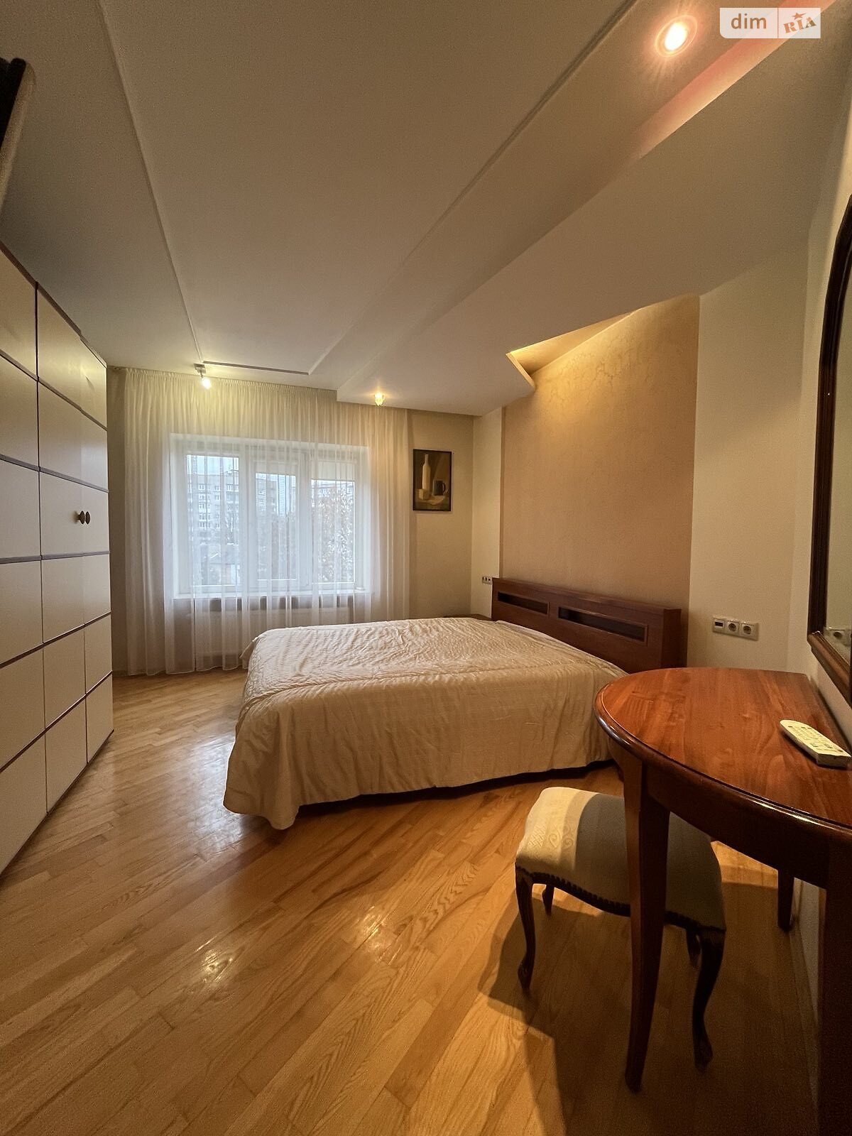 трехкомнатная квартира в Луцке, район Центр, на ул. Коновальца Евгения 8А в аренду на долгий срок помесячно фото 1