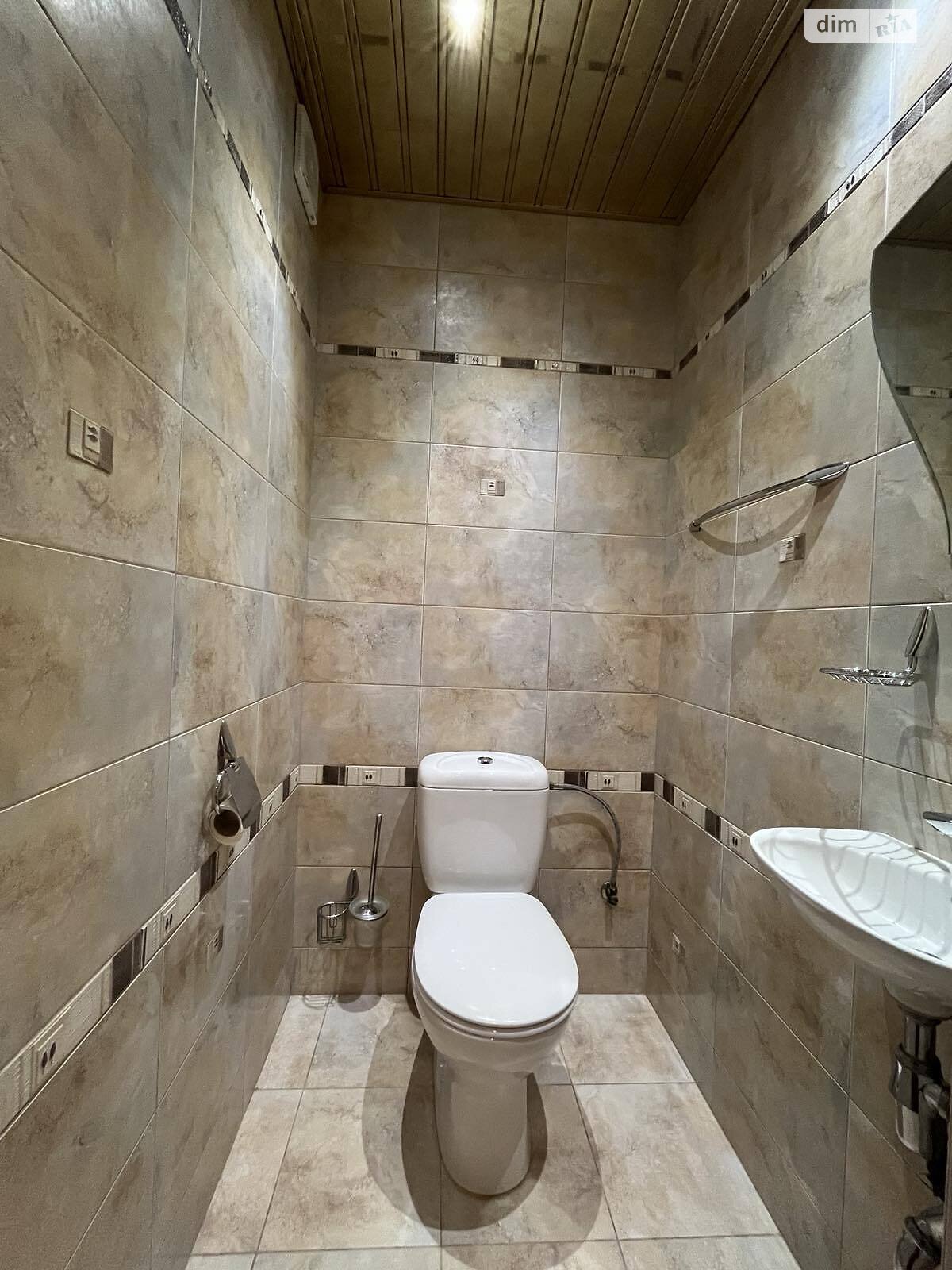 трехкомнатная квартира в Луцке, район Центр, на ул. Коновальца Евгения 8А в аренду на долгий срок помесячно фото 1