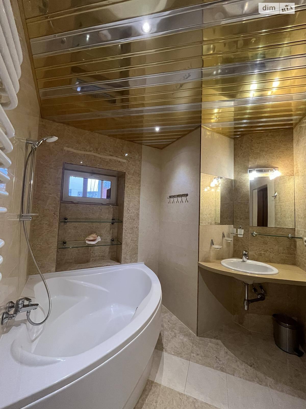 трехкомнатная квартира в Луцке, район Центр, на ул. Коновальца Евгения 8А в аренду на долгий срок помесячно фото 1